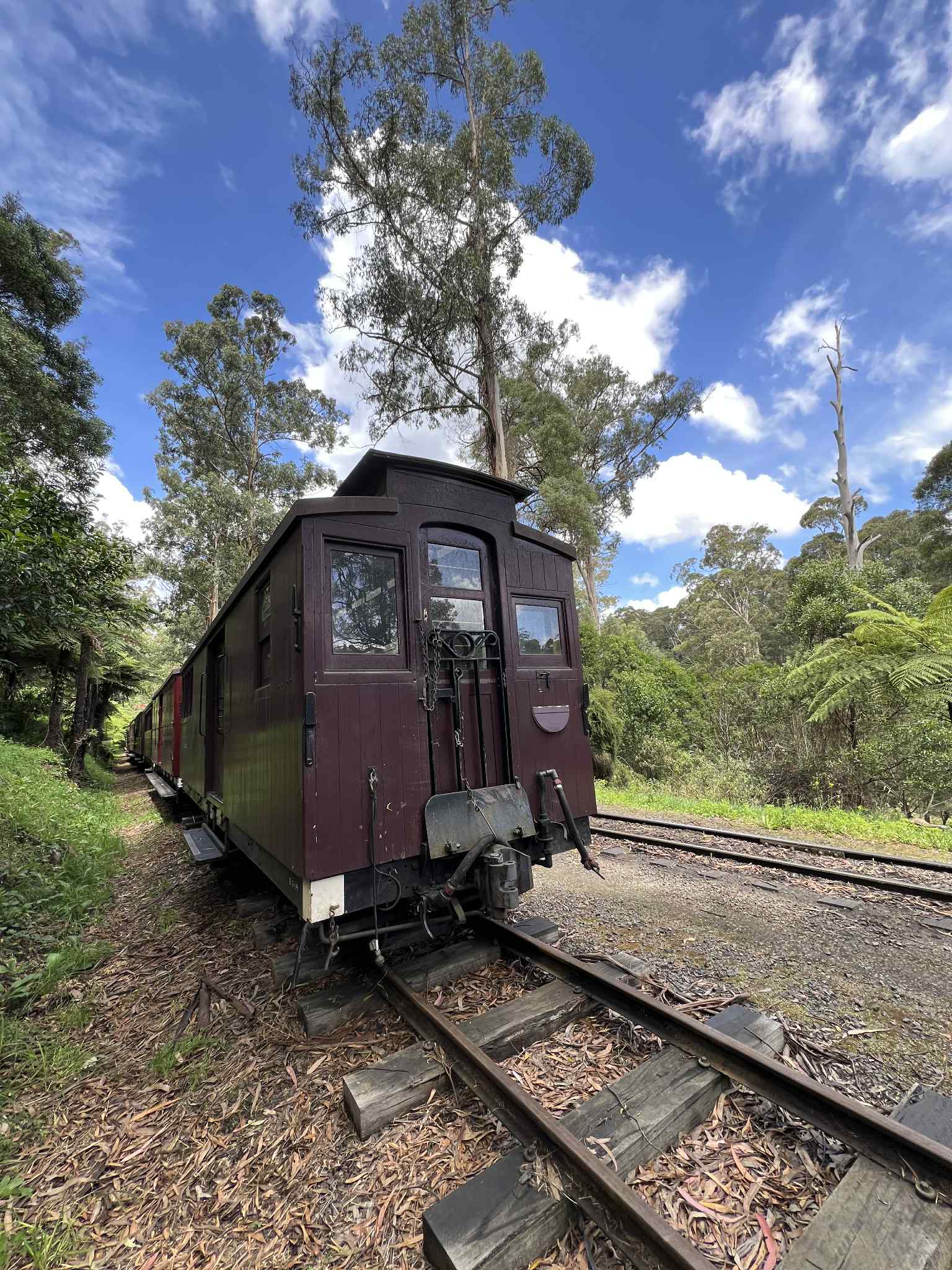 Điều đáng chú ý là Puffing Billy được vận hành phần lớn bởi các tình nguyện viên – những người yêu đường sắt và mong muốn gìn giữ nét văn hóa cổ xưa này cho thế hệ sau. Nhờ sự chung tay đó, mỗi năm tuyến đường sắt vẫn duy trì được hàng ngàn chuyến tàu, phục vụ du khách từ khắp nơi trên thế giới.