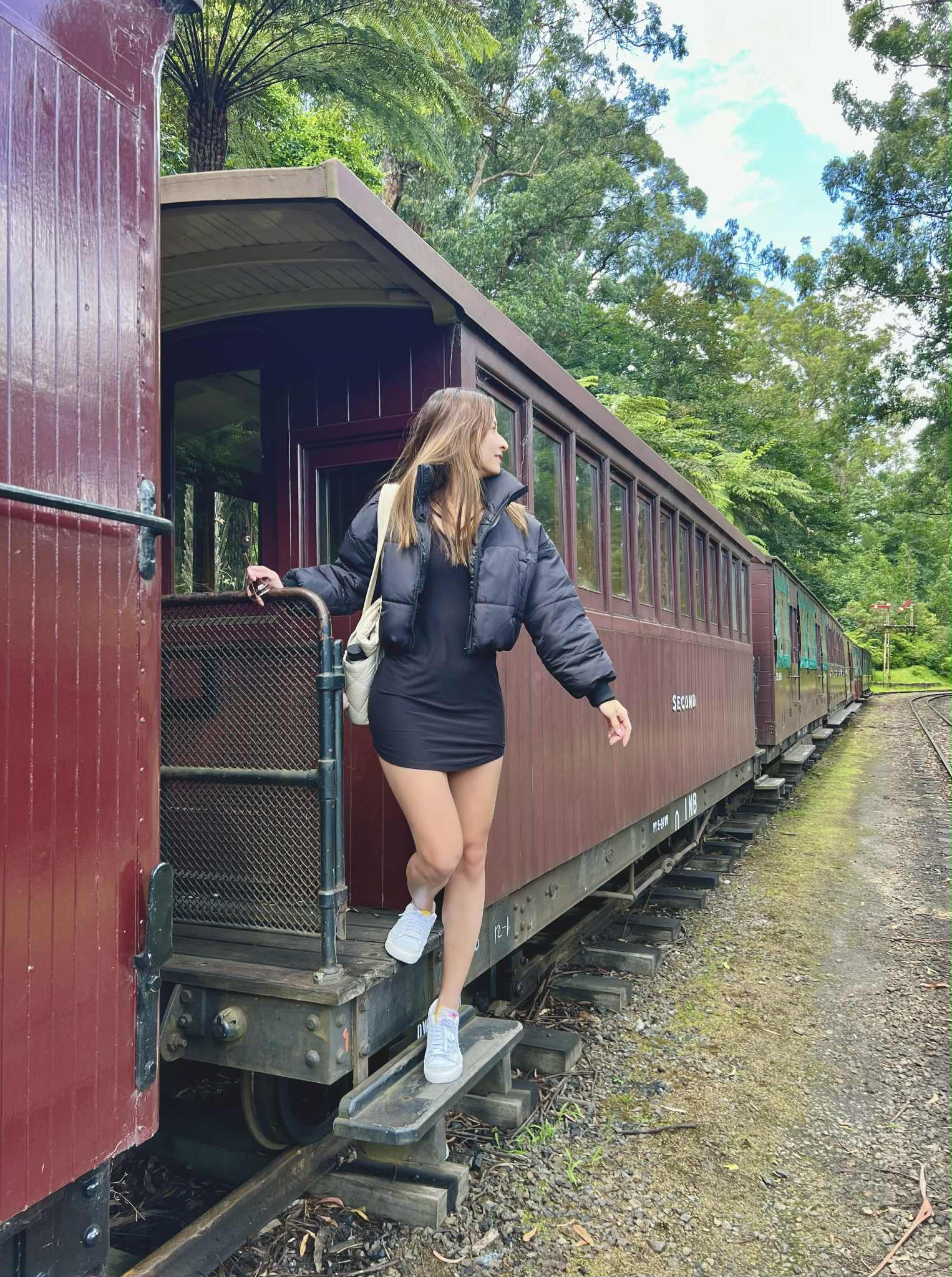 Tuyến đường sắt Puffing Billy được khánh thành từ năm 1900, ban đầu nhằm phục vụ việc vận chuyển hàng hóa và nông sản từ các ngôi làng miền núi về thành phố. Sau này, khi các tuyến đường bộ phát triển, tàu hơi nước dần ngừng hoạt động thương mại và được bảo tồn như một phần di sản văn hóa. Đến nay, Puffing Billy Railway vẫn giữ nguyên nét cổ điển với đầu máy hơi nước chạy bằng than, những toa tàu gỗ sơn màu rực rỡ và tiếng còi đặc trưng vang vọng giữa núi rừng.
