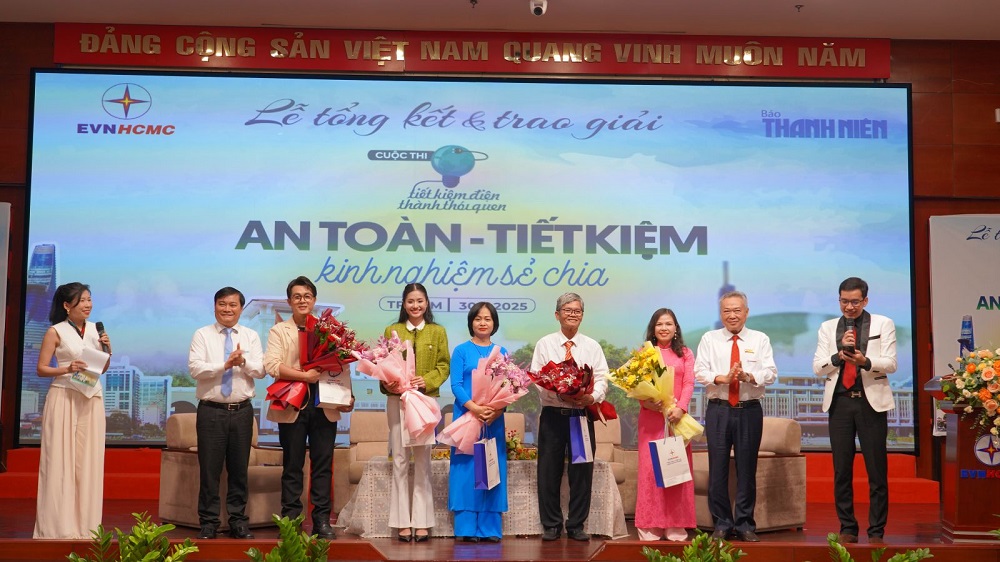 Ban tổ chức tặng hoa cho các đại sứ và các tác giả đạt giải vừa tham gia giao lưu - Ảnh: EVNHCMC