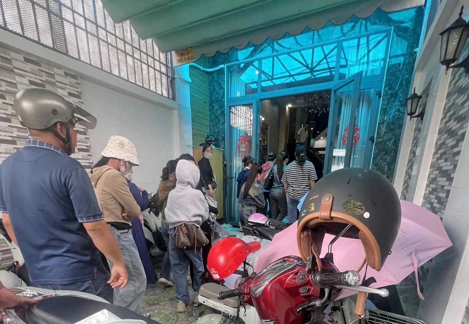 Rất đông người dân tập trung trước căn nhà trên đường Xuân Thới 14 (xã Xuân Thới Sơn) để tìm gặp bà D., được cho là chủ nhiều dây hụi ẢNH: NGƯỜI DÂN CUNG CẤP