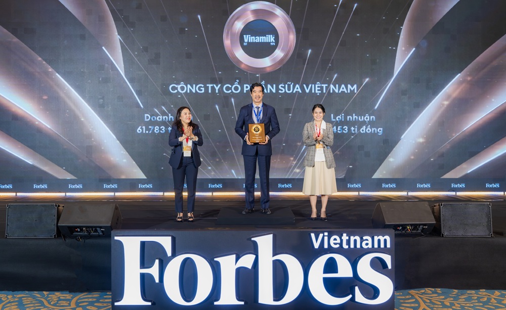 Ông Nguyễn Quốc Khánh - Giám đốc Điều hành Nghiên cứu và Phát triển Vinamilk - nhận vinh danh Top 50 công ty niêm yết tốt nhất Việt Nam - Ảnh: Forbes Việt Nam