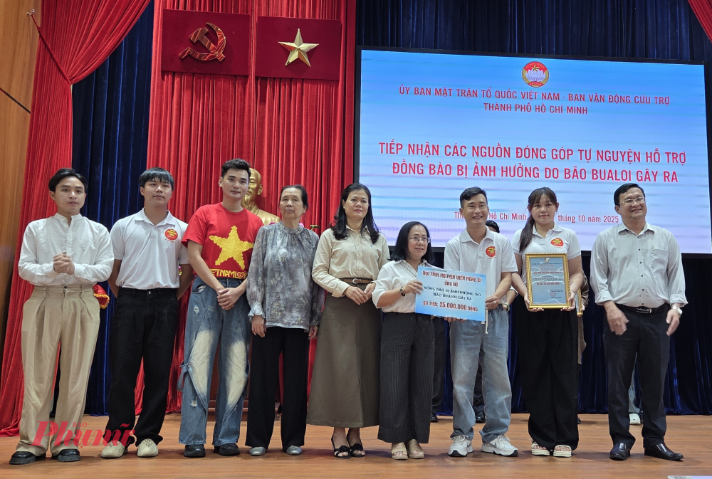 Đội tình nguyện viên nghệ sĩ ủng hộ 25 triệu đồng.