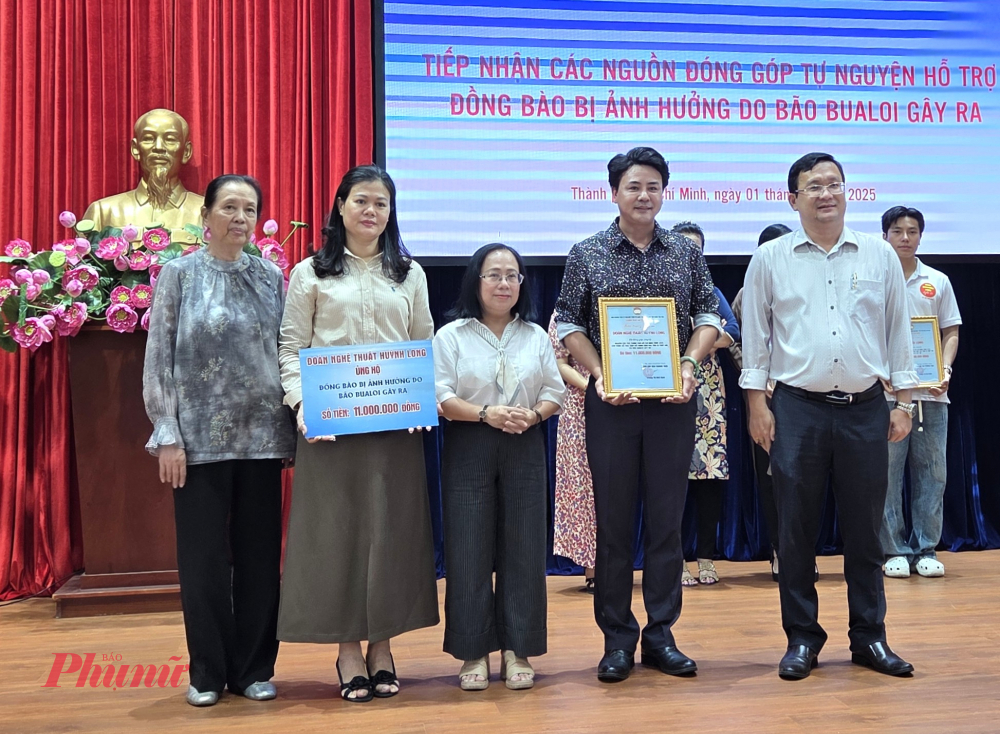 Tập thể nghệ sĩ, người lao động Đoàn Cải lương tuồng cổ Huỳnh Long ủng hộ 11 triệu đồng.