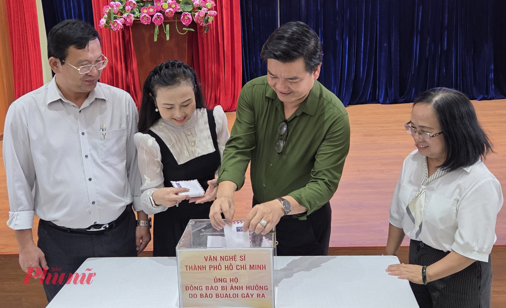 Các nghệ sĩ đóng góp trực tiếp - Ảnh: Ngọc Tuyết