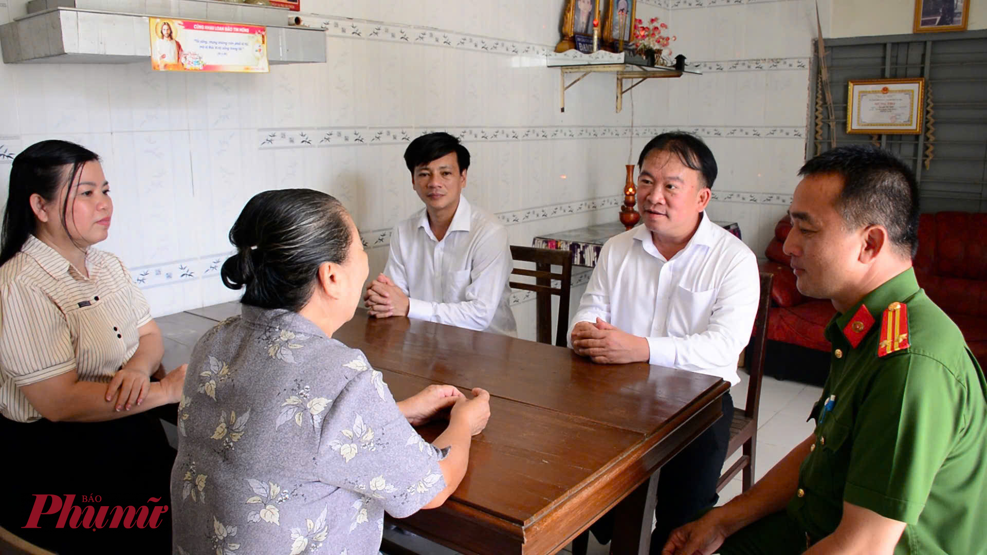 Đoàn công tác của Bí thư Đảng ủy phường Bà Rịa tặng quà cho hộ dân khó khăn trên địa bàn phường 