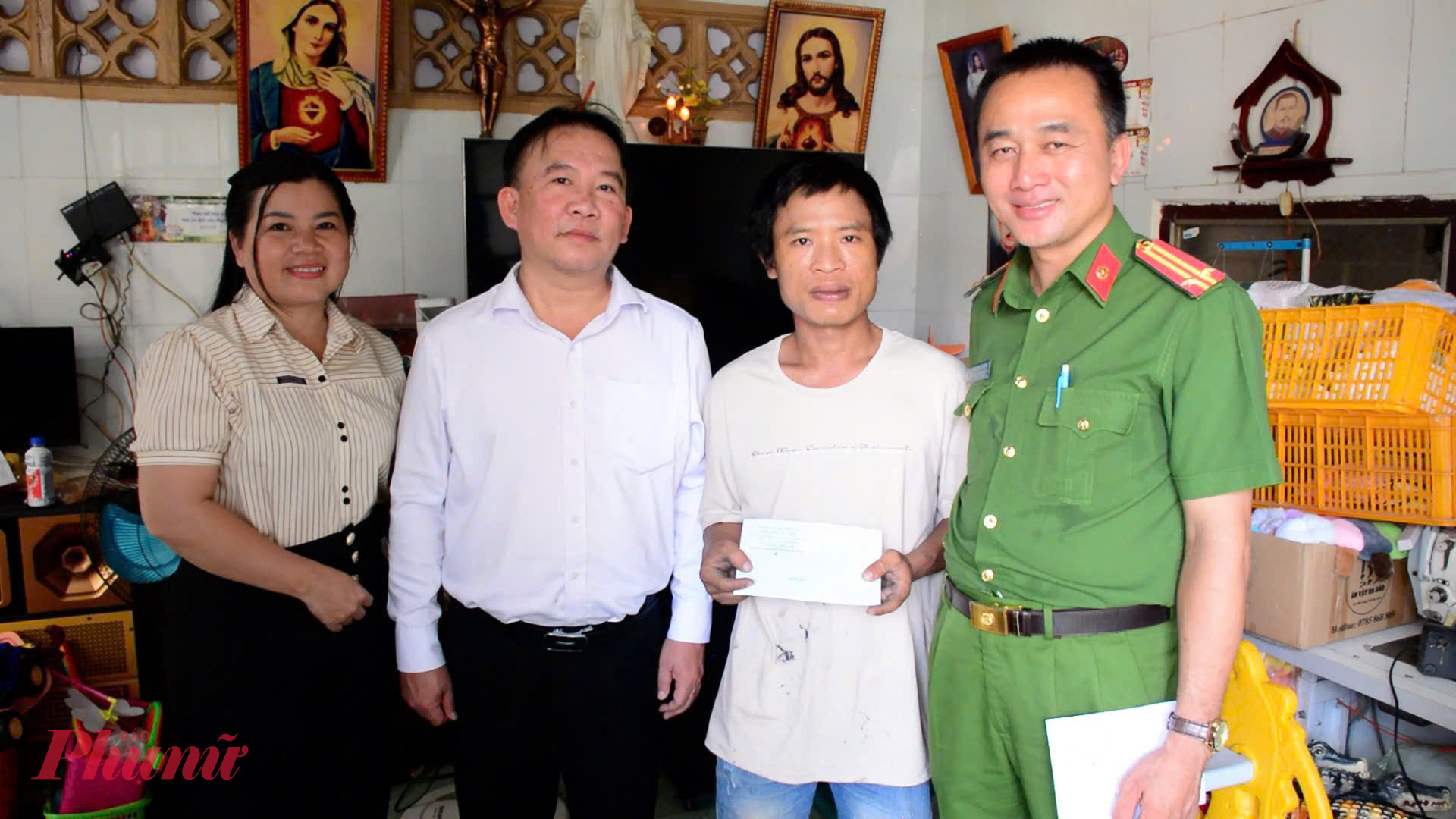 Dịp này, đoàn công tác đã đến thăm và tặng quà cho 5 hộ khó khăn trên địa bàn phường 
