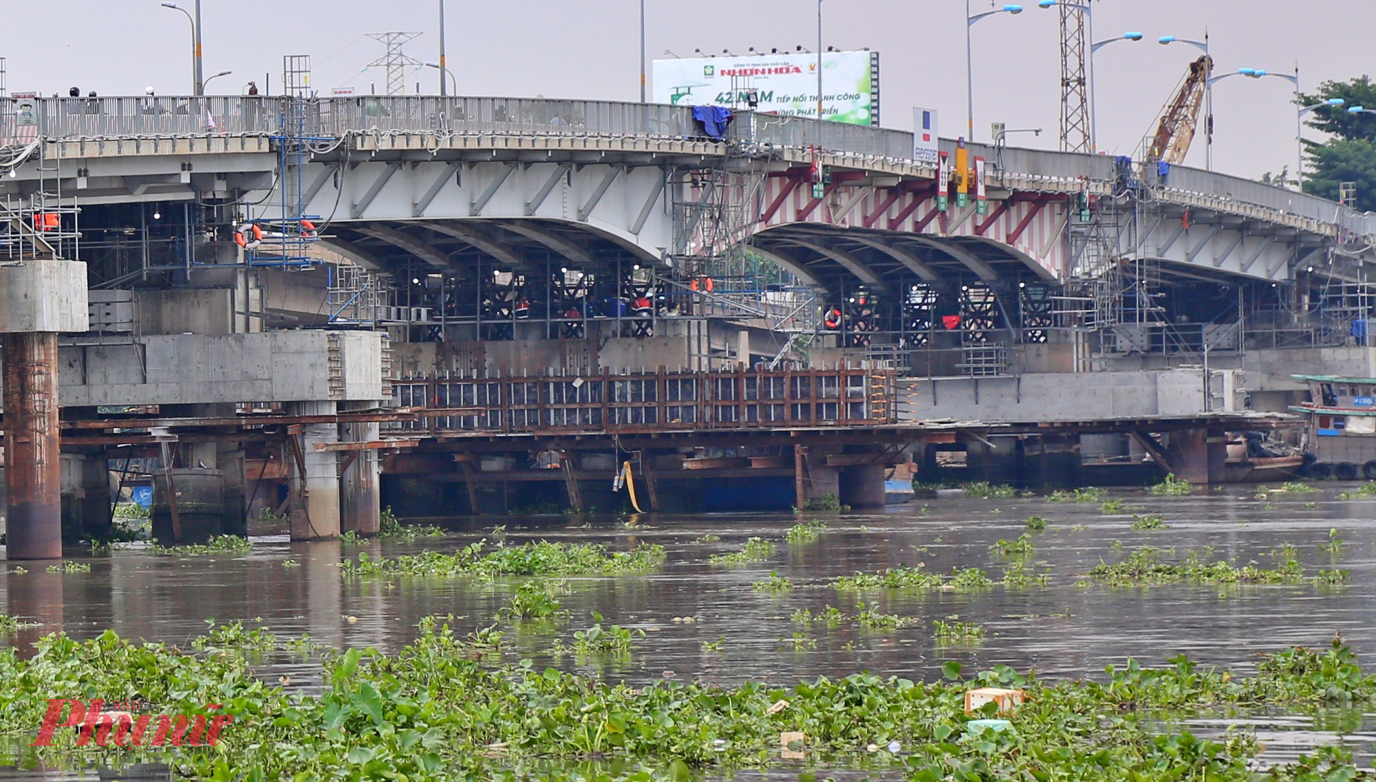Trung tâm Quản lý hạ tầng giao thông đường bộ (Sở Xây dựng TPHCM) - cho biết cầu Bình Triệu 1 đã hoàn tất kích nâng lên 1,08 m sau 1 tháng thi công, đúng như kế hoạch đề ra. 