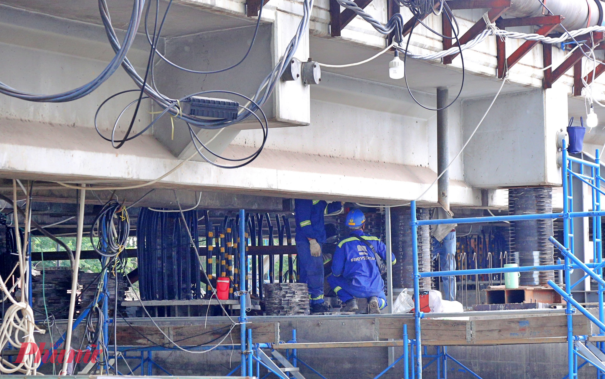 Công nhân làm việc xuyên trưa để đảm bảo tiến độ. 