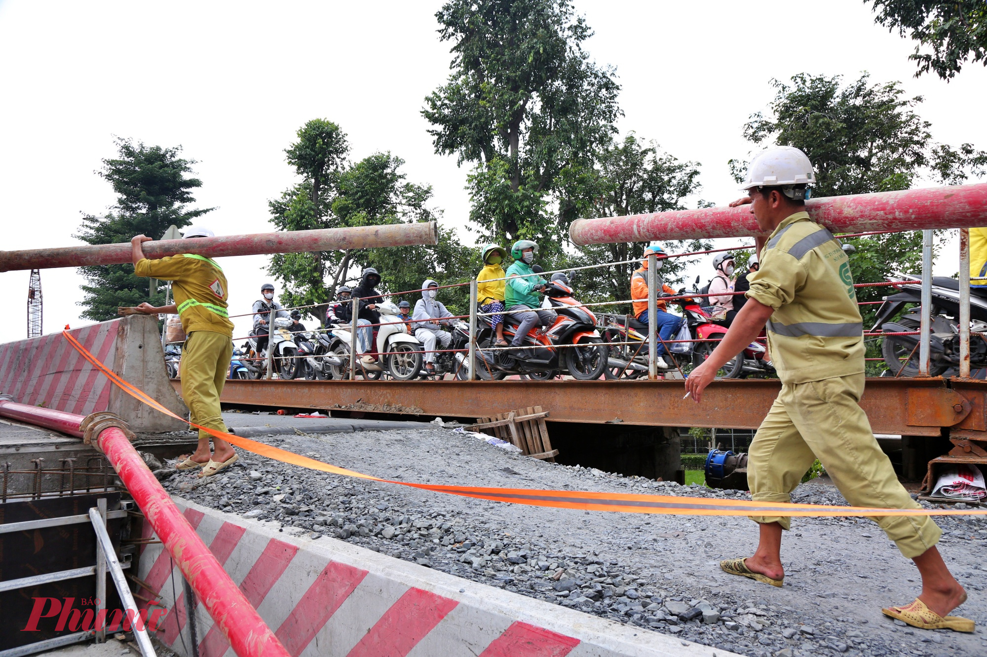 Hiện tại phần đường dẫn lên 2 đầu cầu đã có độ dốc khoảng 1 m.