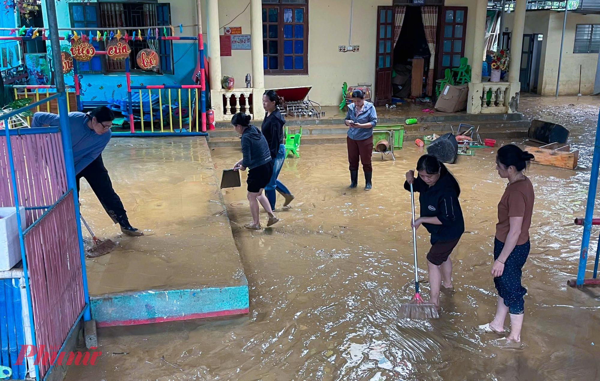 Bão đi qua, lũ lại tràn về gây lũ lụt nghiêm trọng tại nhiều nơi ở tỉnh Nghệ An. Đến chiều 1/10, hàng trăm thôn, bản vẫn đang bị ngập nặng. Với phương châm “nước rút tới đâu dọn dẹp tới đó”, các trường học huy động giáo viên, phụ huynh cùng dọn dẹp bùn đất khi nước lũ rút. Ông Nguyễn Trọng Hoàn - Chánh văn phòng Sở GD&ĐT Nghệ An cho biết, trong bối cảnh nhiều địa phương nước lũ tiếp tục dâng cao, Sở chỉ đạo các trường chủ động phương án, trường hợp cần thiết, sẽ cho học sinh nghỉ học để đảm bảo an toàn, tránh để xảy ra tai nạn đáng tiếc. 