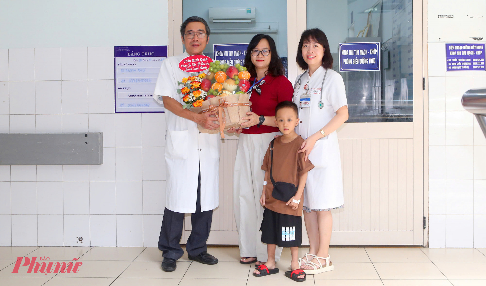 Gia đình cháu H.H.M.Q.(6 tuổi, quê ở A Lưới, TP Huế)  cảm ơn đội ngũ ý bác sĩ đã cứu sống con mình- 