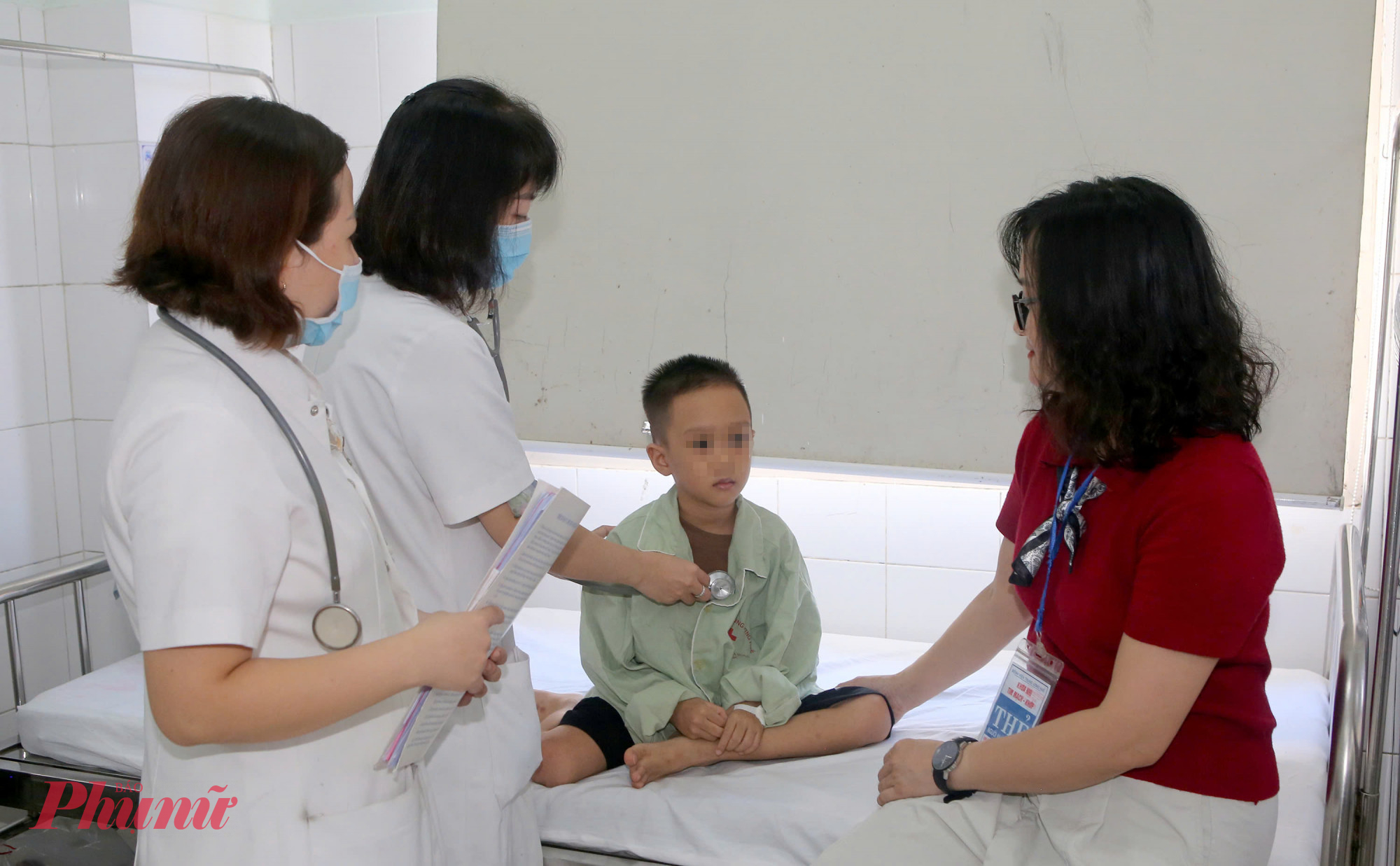 Các bác sĩ thăm khám cho bệnh nhi H.H.M.Q.(6 tuổi, quê ở A Lưới, TP Huế)  trước lúc xuất viện