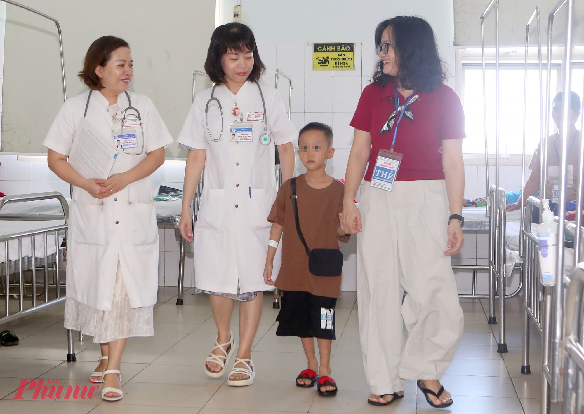 Tiễn cháu H.H.M.Q. cùng mẹ về nhà sau quá trình điều trị- Ảnh: Thượng Hiển