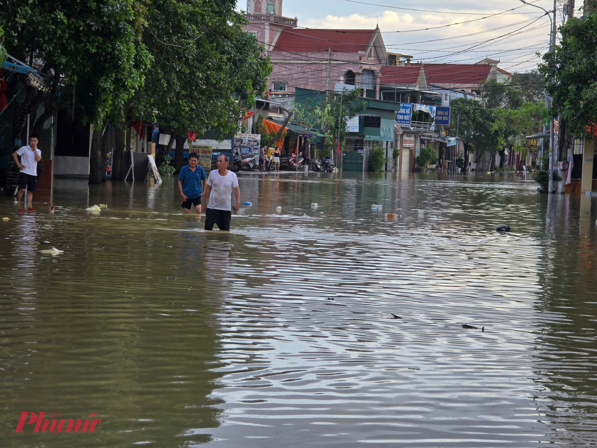 Nhiều tuyến đường ở phường Trường Vinh bị ngập nặng - Ảnh: Phan Ngọc