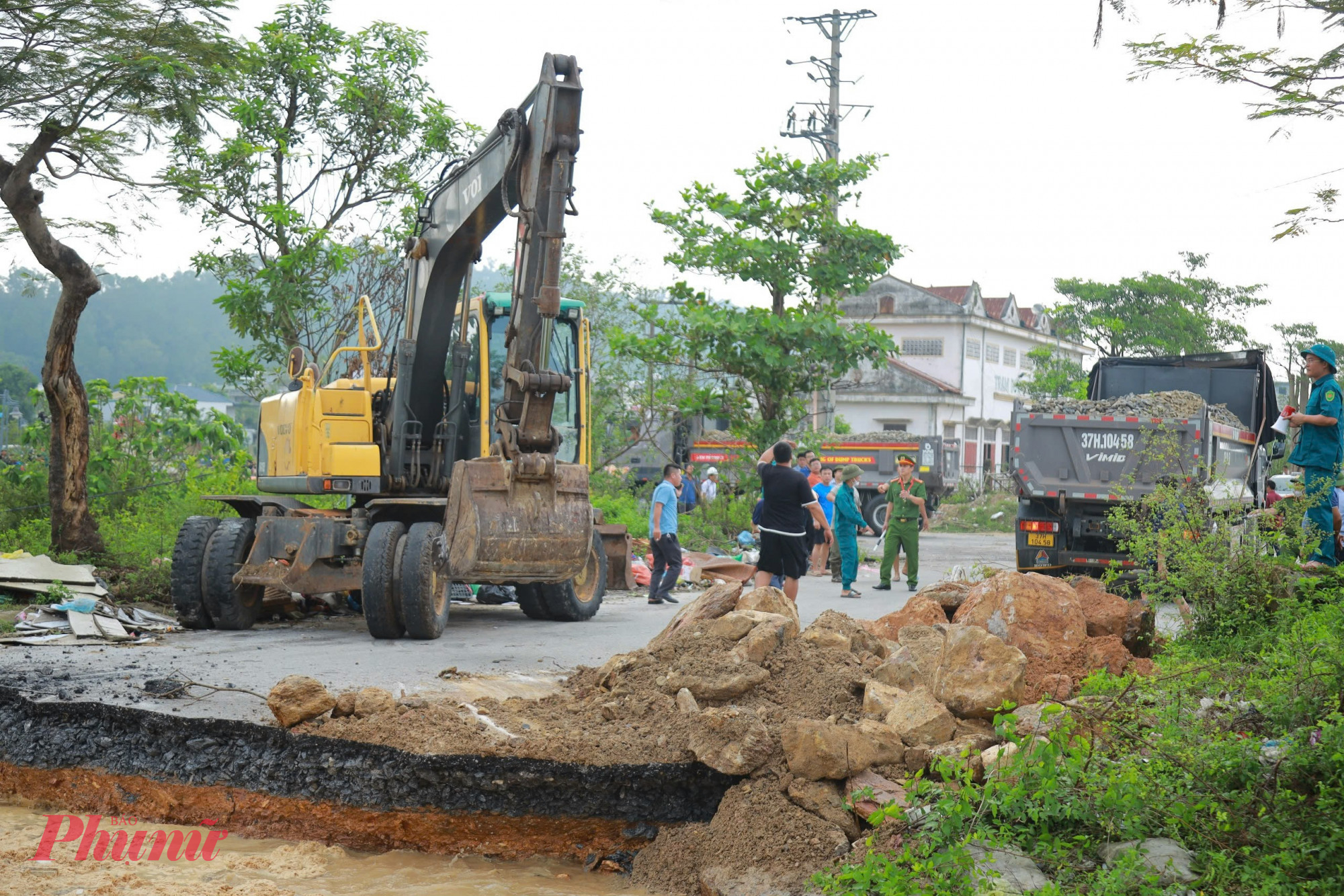 Một đoạn bờ sông Vinh khoảng 5m bị sạt lở - Ảnh: Phan Ngọc
