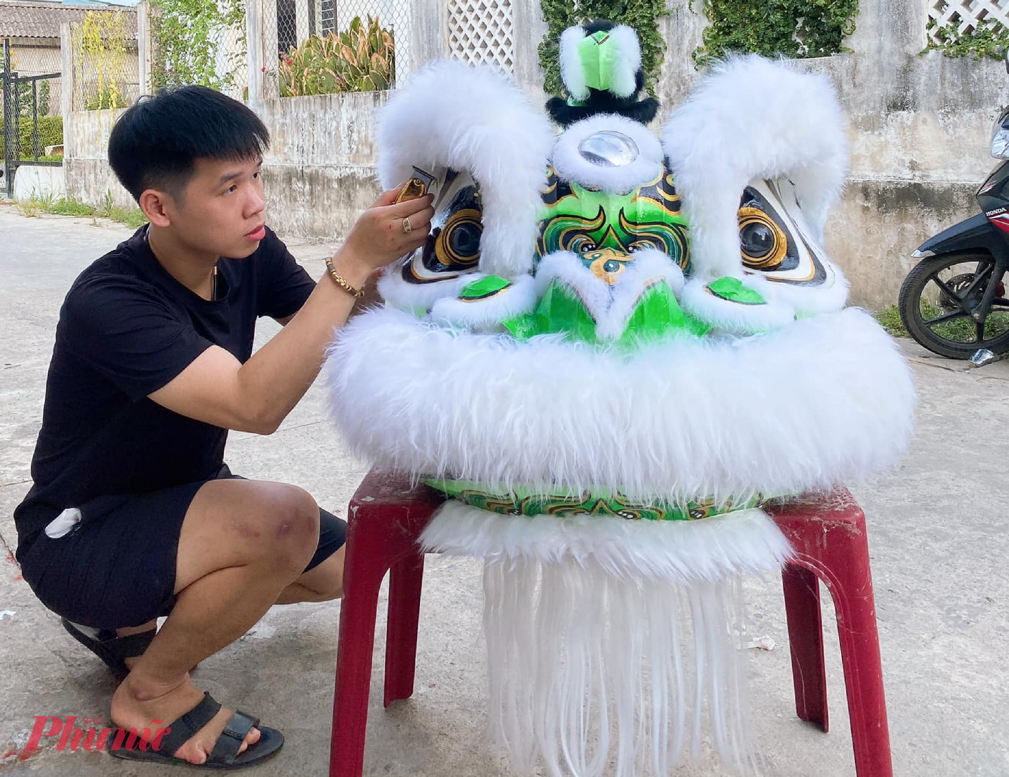 Đặc trưng của lân Cố Đô vẫn nằm ở đôi mắt và bộ râu thể hiện sự uy quyền 