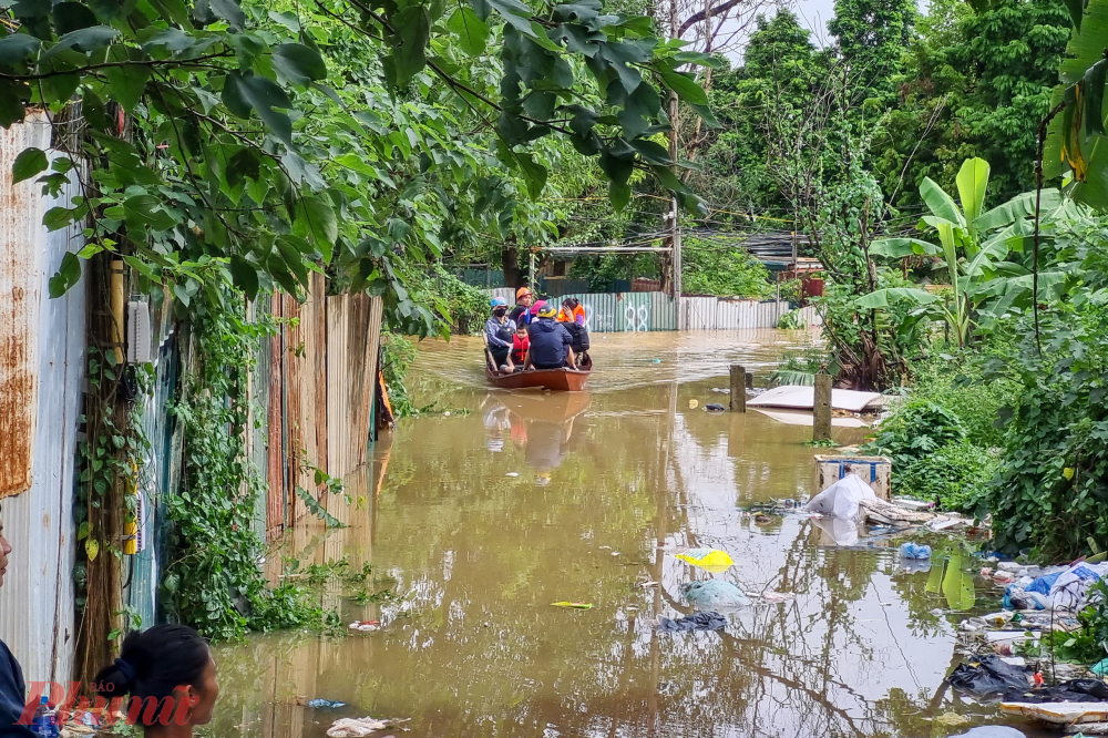 Ảnh hưởng của hoàn lưu bão số 10 cùng với việc các hồ thuỷ điện Hoà Bình, Tuyên Quang đồng loạt xả đáy để điều tiết nước khiến mực nước sông Hồng dâng cao. Đoạn sông Hồng qua Hà Nội hiện đã ở mức cao, nhấn chìm nhiều khu vực tại bãi giữa sông Hồng.