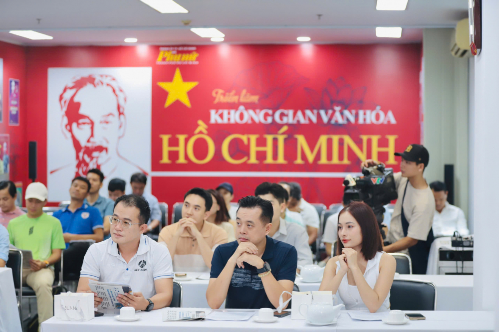 Ban tổ chức và các nhà chuyên môn, vận động viên có mặt tại buổi họp báo sáng nay - Ảnh: Thành Lâm