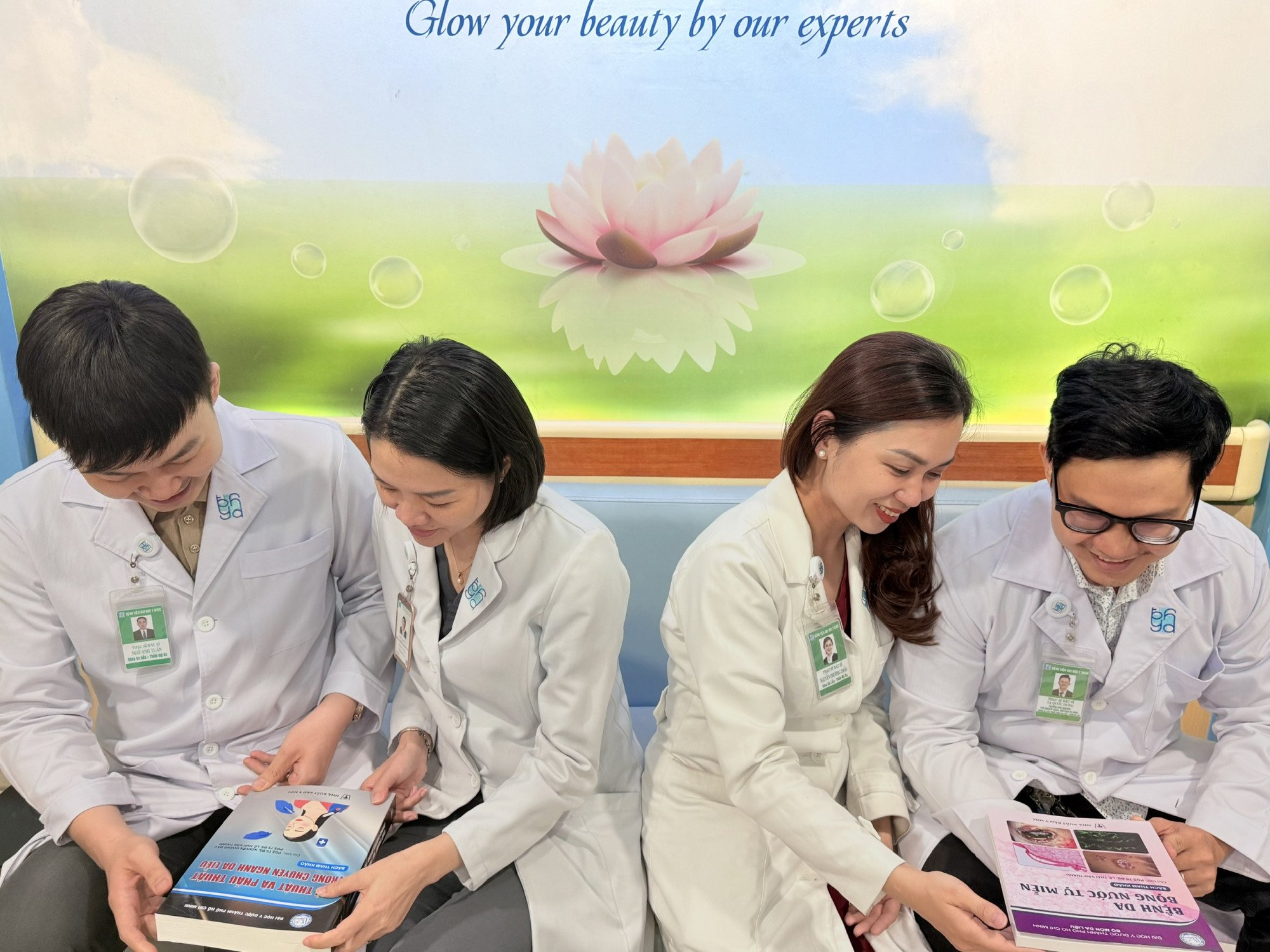 Hai cuốn sách là tài liệu quí giá cho các bác sĩ và sinh viên y khoa chuyên ngành da liễu (ảnh: BVCC)