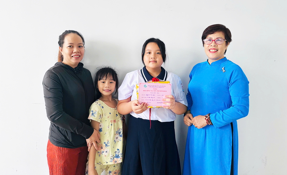 Bà Bùi Khánh Hương (bìa phải) và gia đình em Nguyễn Lê Bảo Ngân