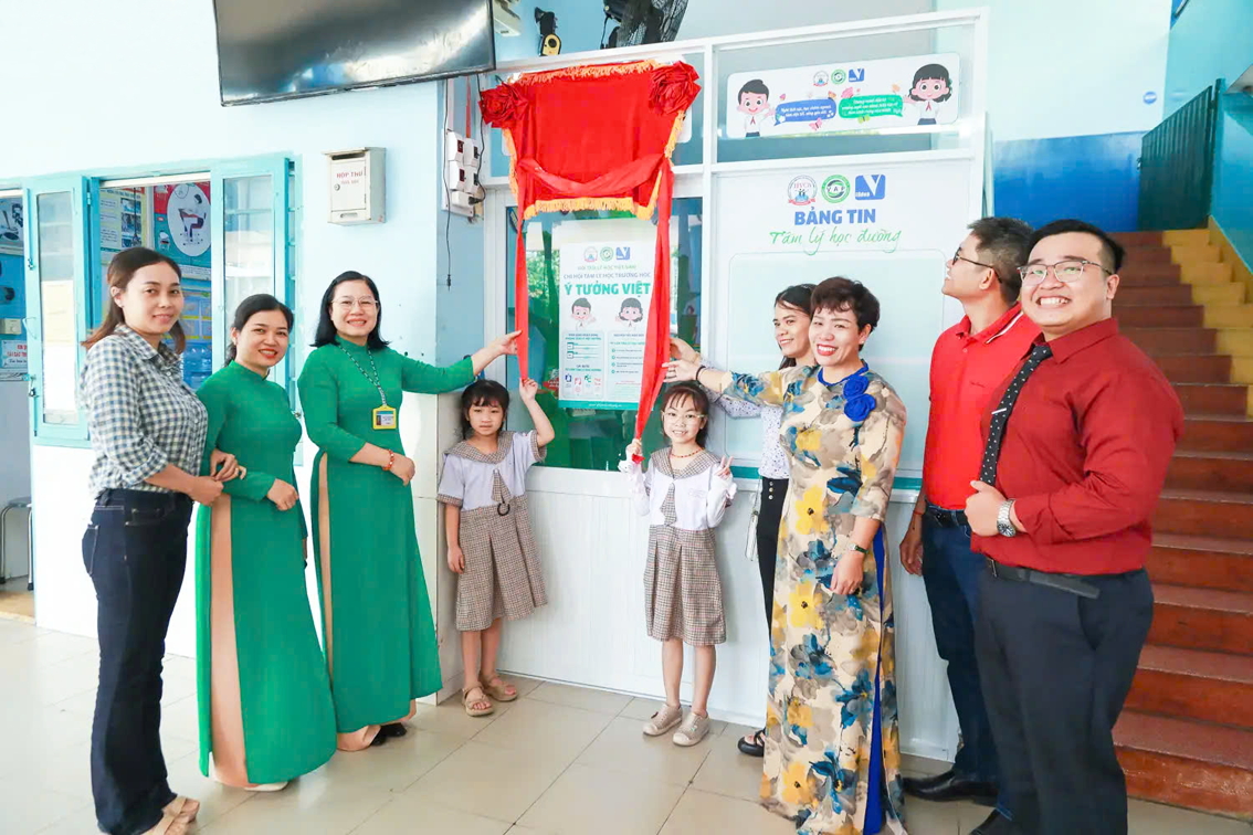 Thạc sĩ Nguyễn Thị Mỹ Hạnh (thứ ba từ phải sang) trong lễ khánh thành và trao tặng phòng tâm lý học đường tại Trường tiểu học Huỳnh Minh Chính (TPHCM)
