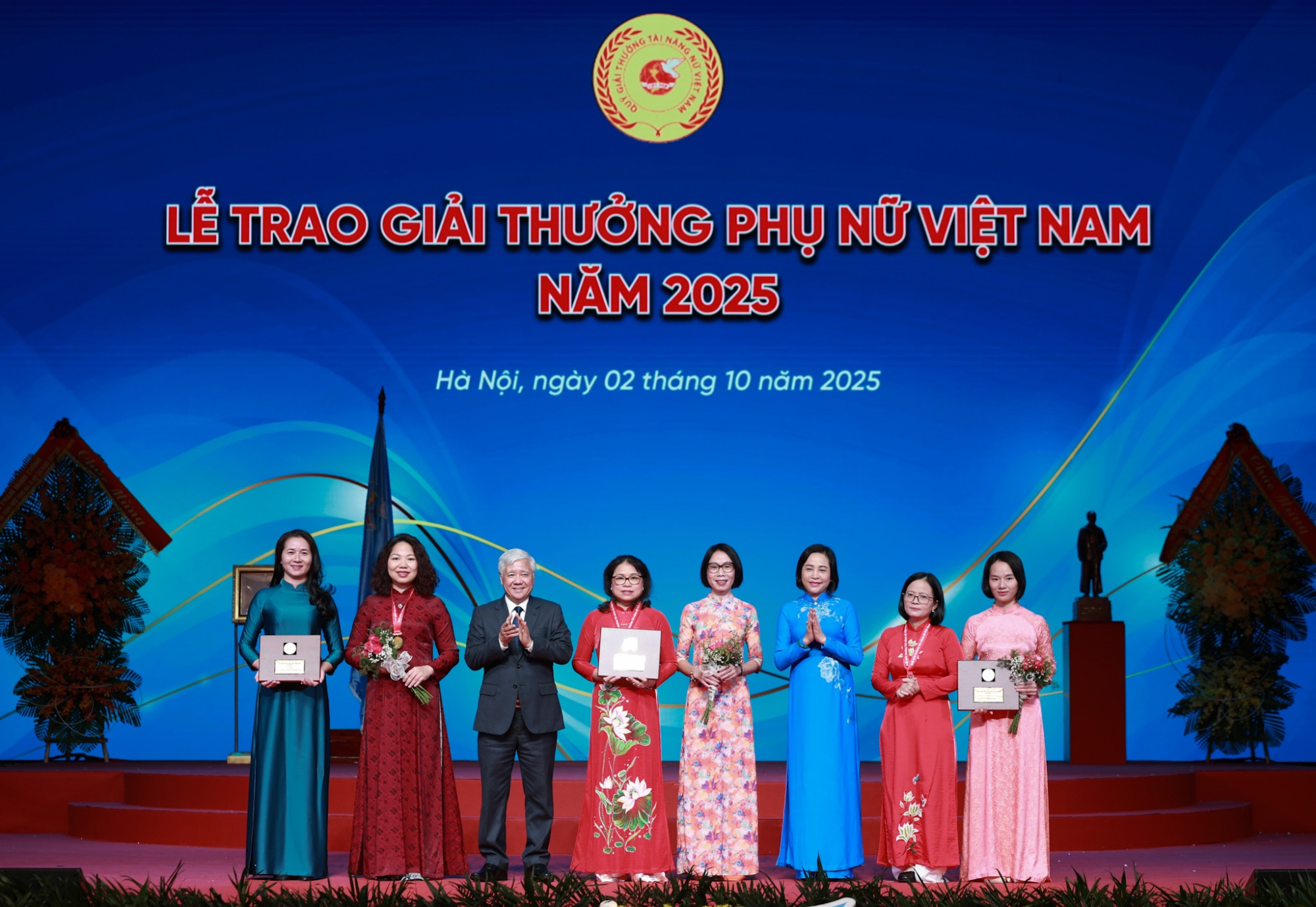 Tập thể đạt Giải thưởng Phụ nữ Việt Nam năm 2025 - ảnh: Quang Vinh