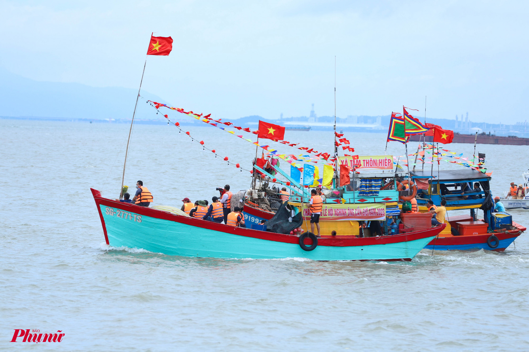 Đoàn thuyền của ngư dân Cần Giờ thực hiện nghi thức Nghinh Ông linh thiêng