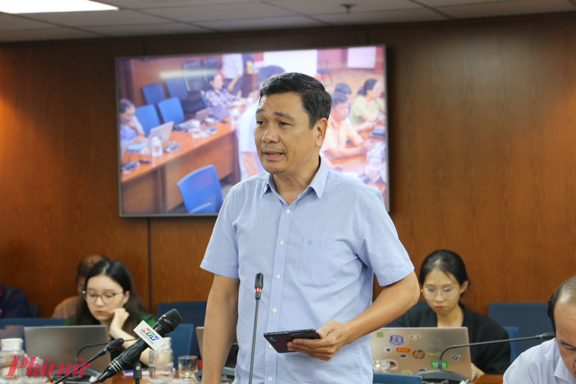 Ông Nguyễn Kiên Giang, Phó trưởng phòng Quản lý bảo trì và khai thác công trình giao thông (Sở Xây dựng TPHCM) thông tin trong buổi họp báo - Ảnh: Thanh Tâm