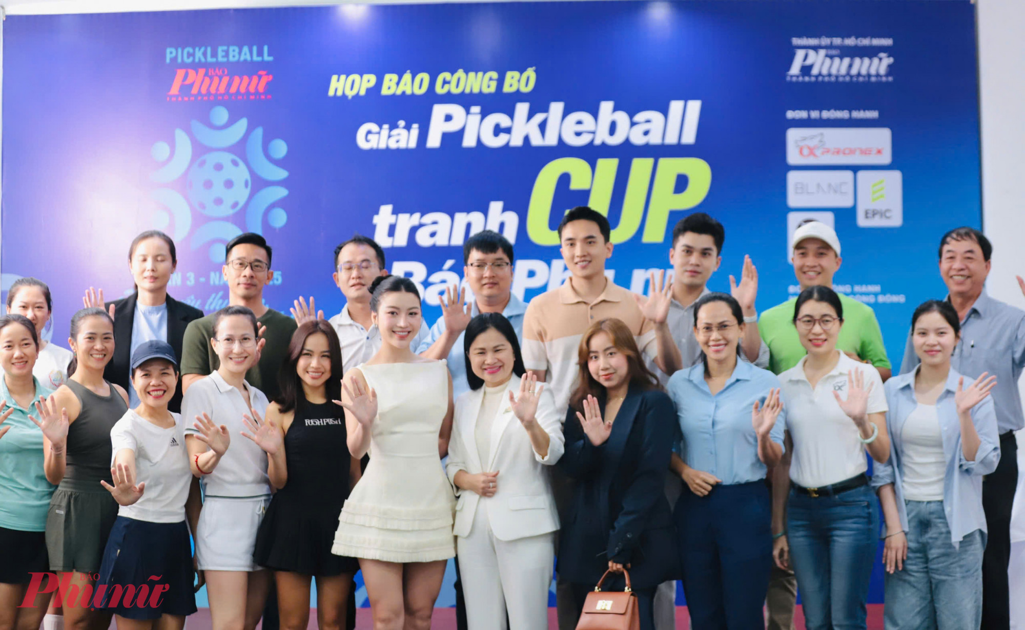 Ban tổ chức và các nhà tài trợ, vận động viên có mặt tại buổi công bố Giải Pickleball tranh Cup Báo Phụ nữ TPHCM lần thứ ba năm 2025 - Ảnh: Thành Lâm