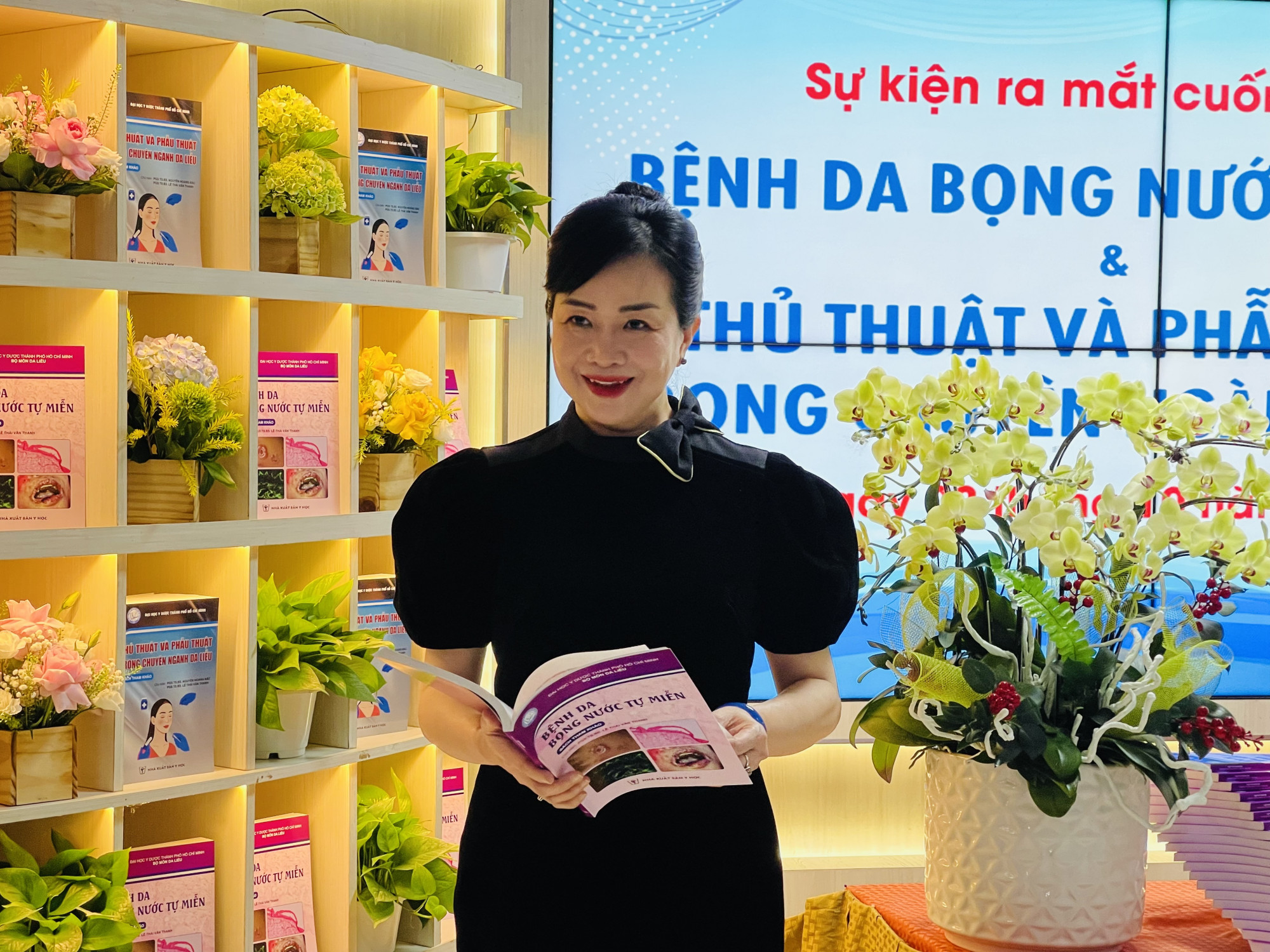 PGS - TS - BS Lê Thái Vân Thanh - Trưởng khoa Da liễu - Thẩm mỹ da Bệnh viện Đại học Y dược TPHCM (chủ biên của hai cuốn sách Bệnh da bọng nước và Thủ thuật và Phẫu thuật trong chuyên ngành da liễu) Ảnh: Thanh Huyền
