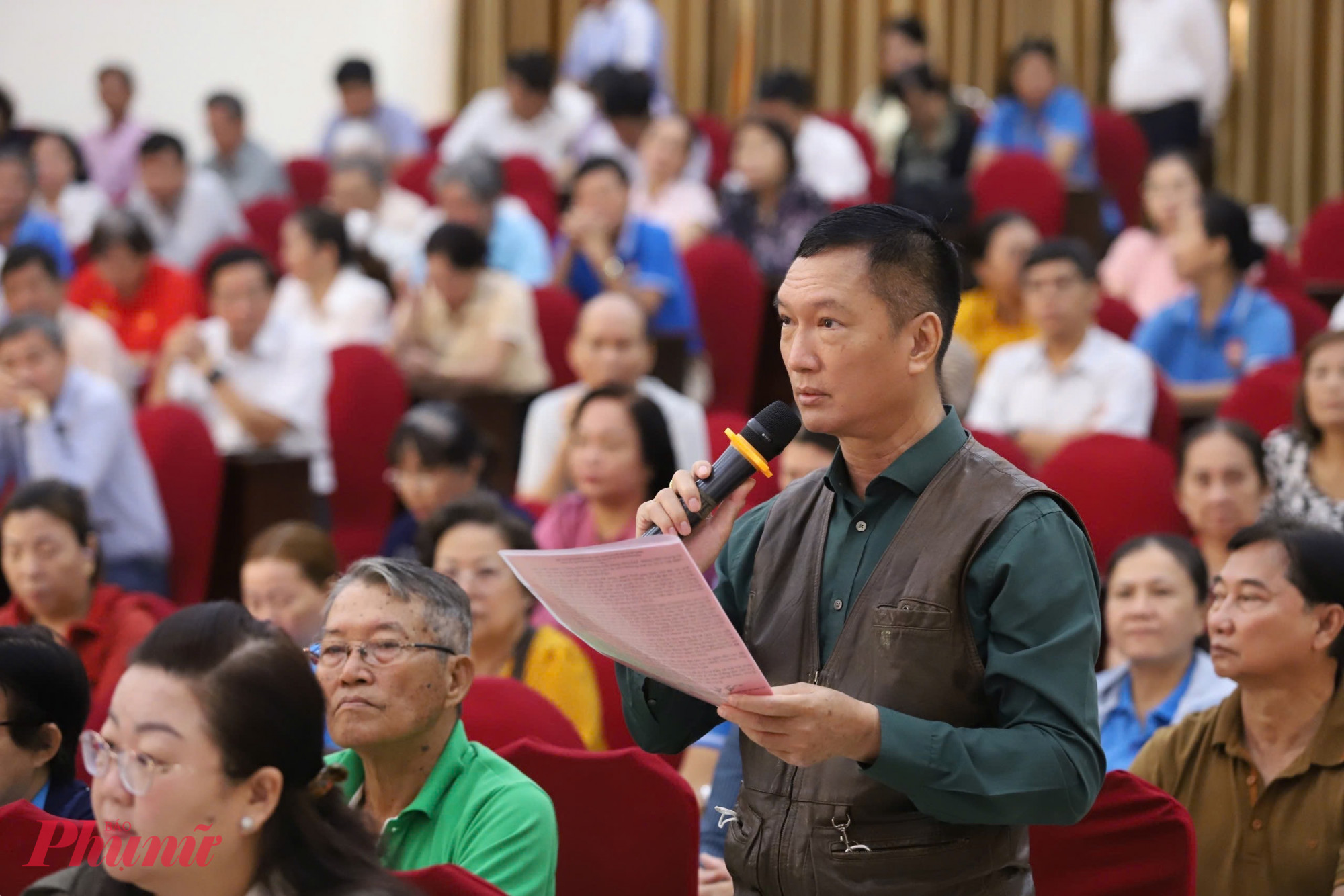 Cử tri nêu ý kiến tại buổi tiếp xúc - Ảnh: Thanh Tâm
