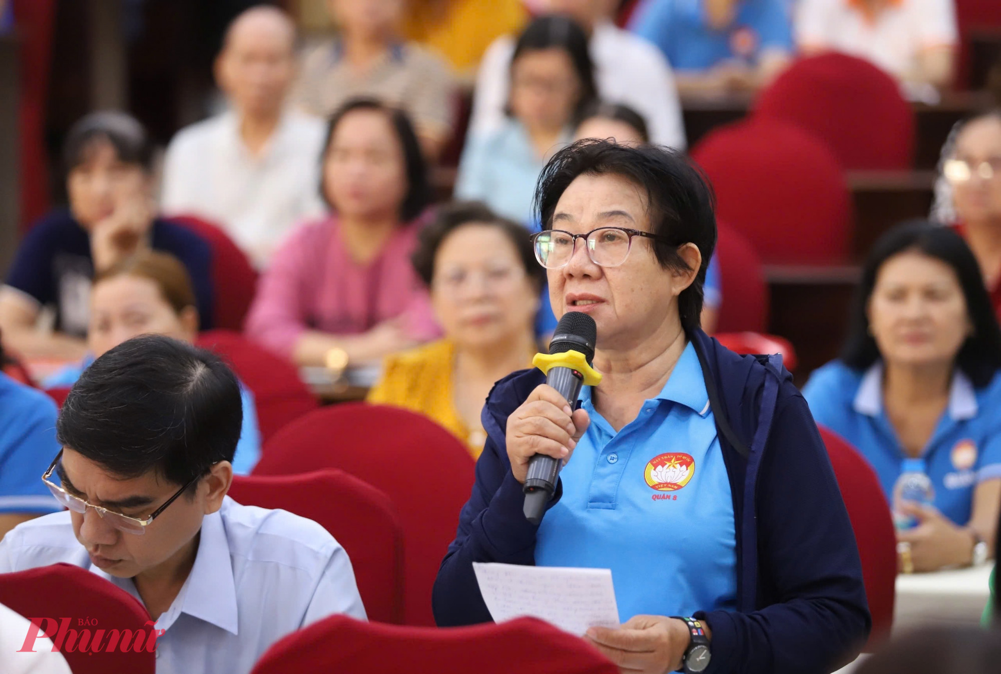 Các cử tri bày tỏ ý kiến tại buổi tiếp xúc - Ảnh: Thanh Tâm