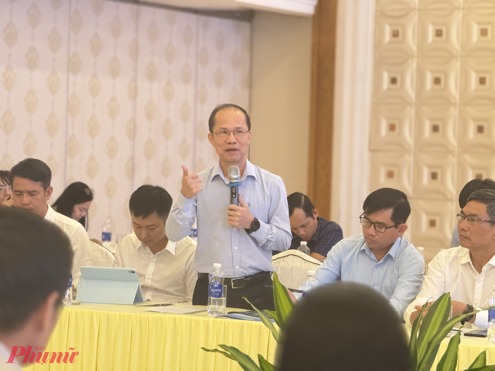 Còn theo ông Lê Xuân Trung - Phó Tổng biên tập Báo Tuổi Trẻ - cho rằng, định hướng chiến lược trong thời gian tới cần chuyển từ mô hình bán hàng trong siêu thị sang mô hình đặt hàng và giao tận nhà.