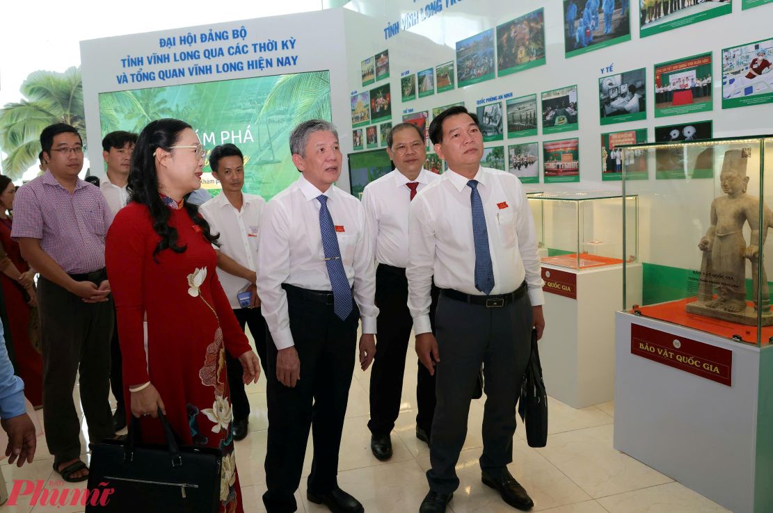 Các đại biểu tham khu trưng bày thành tựu kinh tế - xã hội của tỉnh Vĩnh Long. Ảnh: Trung Phạm