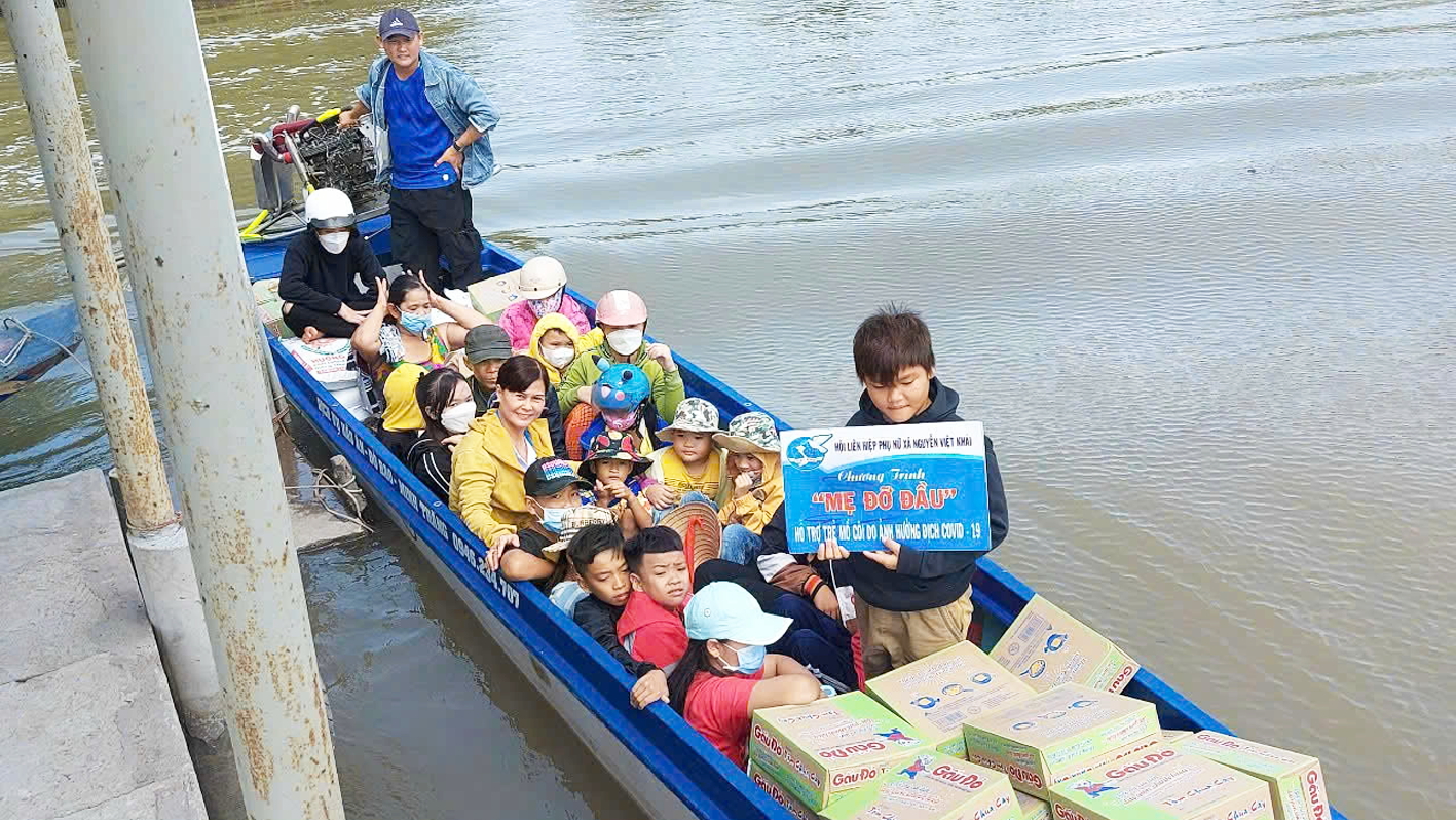 Chị Đào Thanh An hạnh phúc bên những người con mà mình đỡ đầu - Ảnh do nhân vật cung cấp
