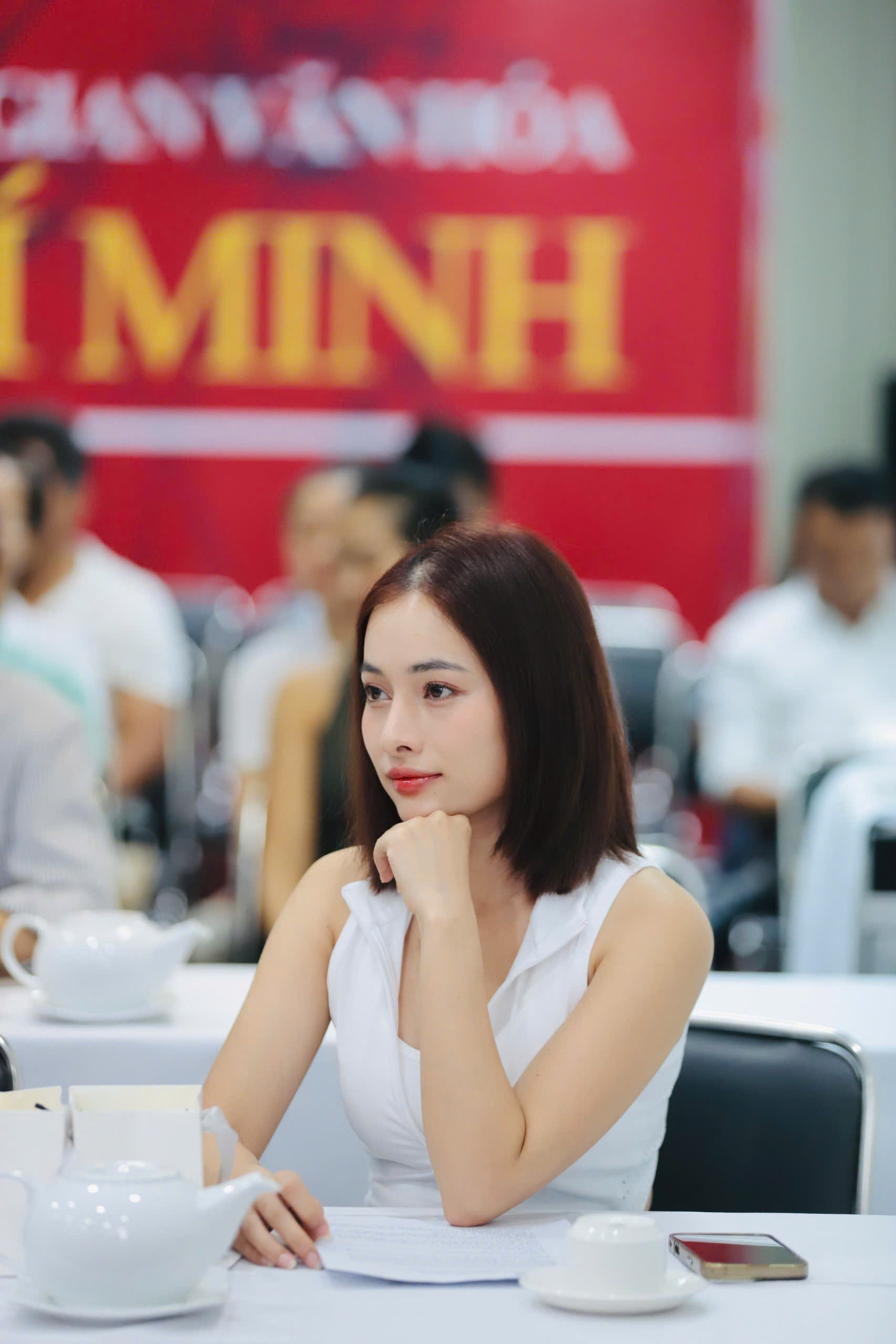 Ca sĩ  Sara Lưu  xinh xắn tại buổi Họp báo. Ảnh Thành Lâm