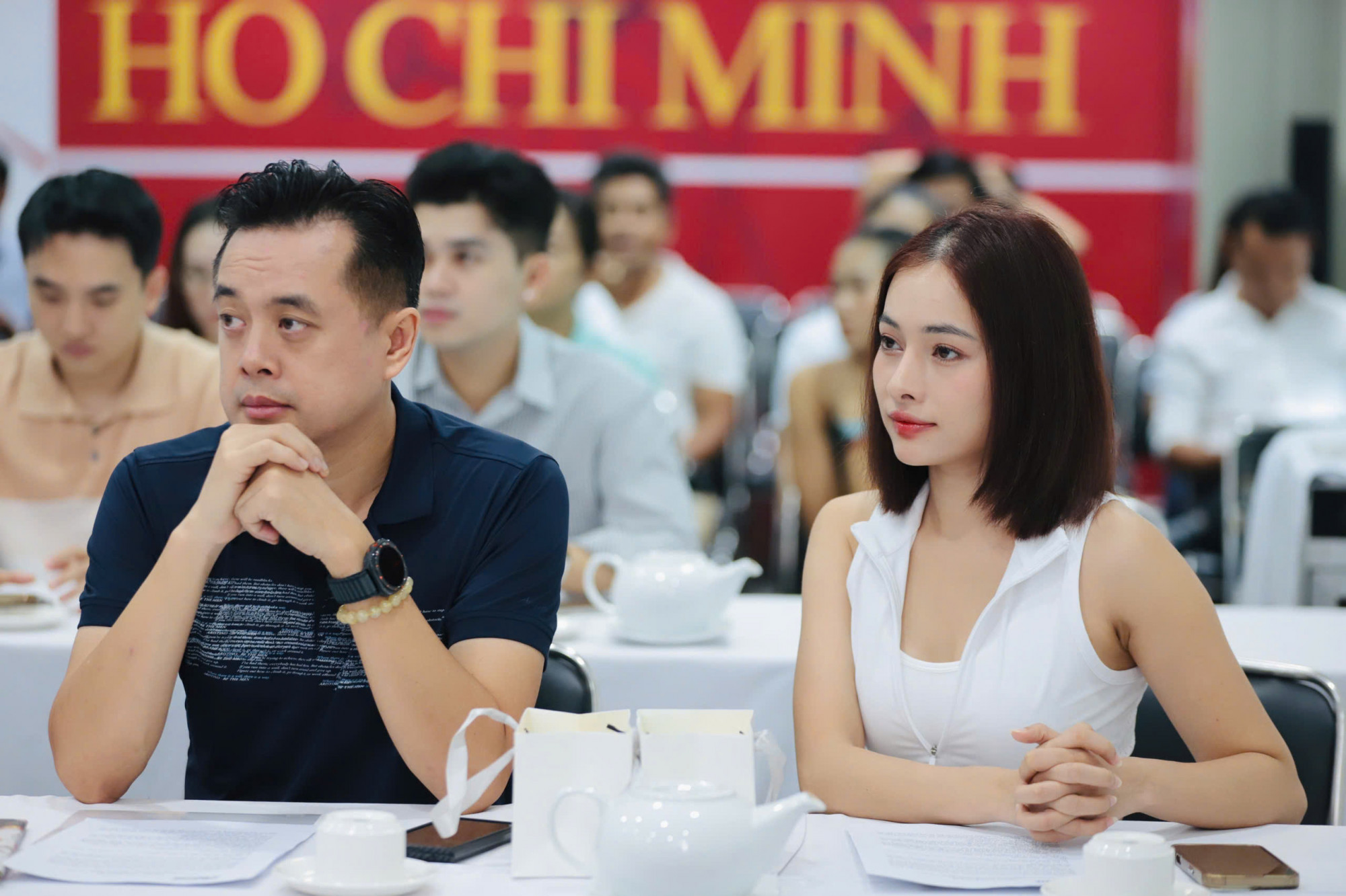 Cặp đôi nổi tiếng chăm chú nghe BTC công bố giải đấu. Ảnh Thành Lâm