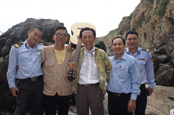 NSND Thế Hiển và đoàn làm phim tài liệu “Nhánh lan rừng mãi nở” tại Khánh Hòa năm 2015. Ảnh: 