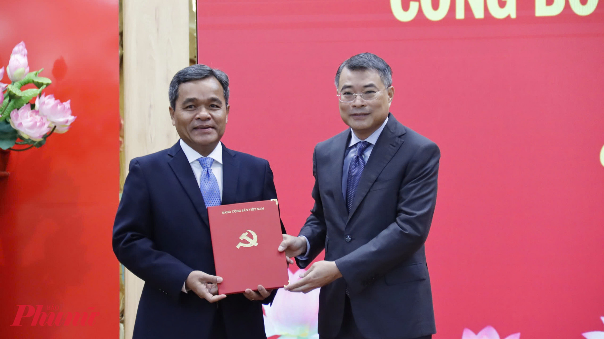 Trưởng Ban Tổ chức Trung ương Lê Minh Hưng trao quyết định của Bộ Chính trị cho ông Hồ Văn Niên (bìa trái).