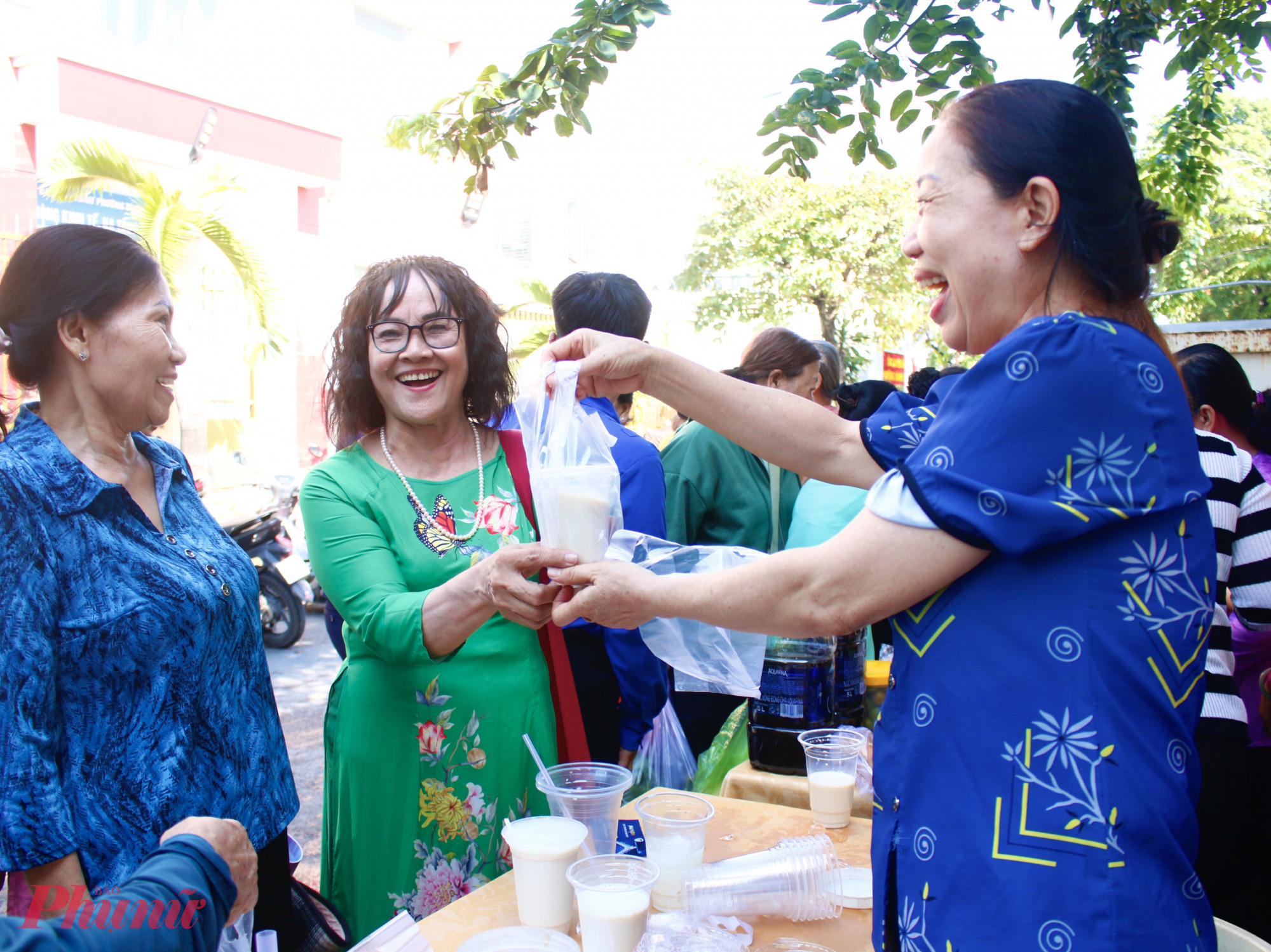 Bà Lâm Kim Ngân – Chi hội trưởng khu phố 17 – cho biết, các khu phố 17, 18 và 20 đã cùng nhau phối hợp nấu những phần ăn, sữa đậu nành, nước sâm và bánh mì để trao tặng bà con. 