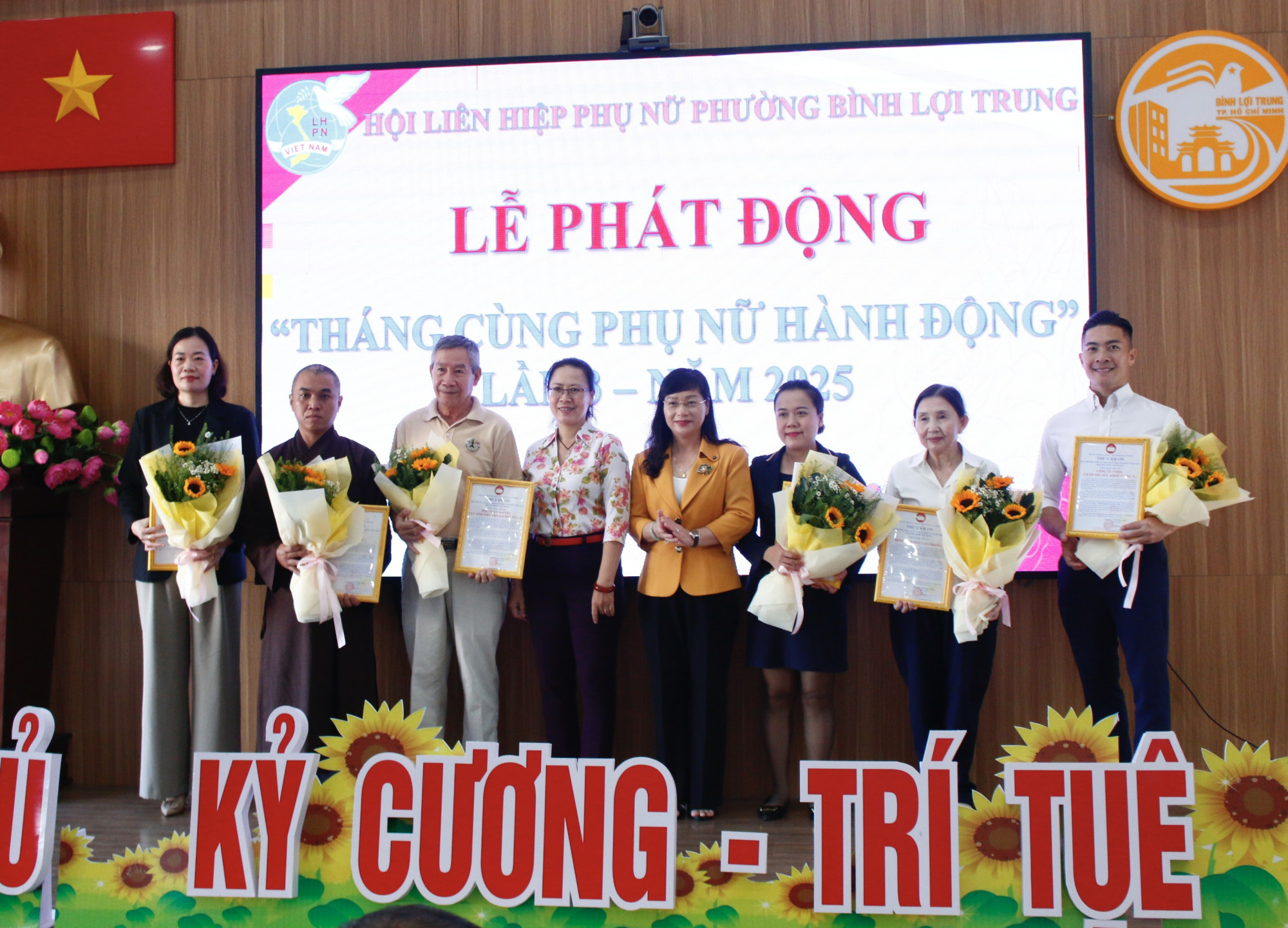 Lãnh đạo phường Bình Lợi Trung trao thư cảm ơn đến các đơn vị đồng hành, hỗ trợ