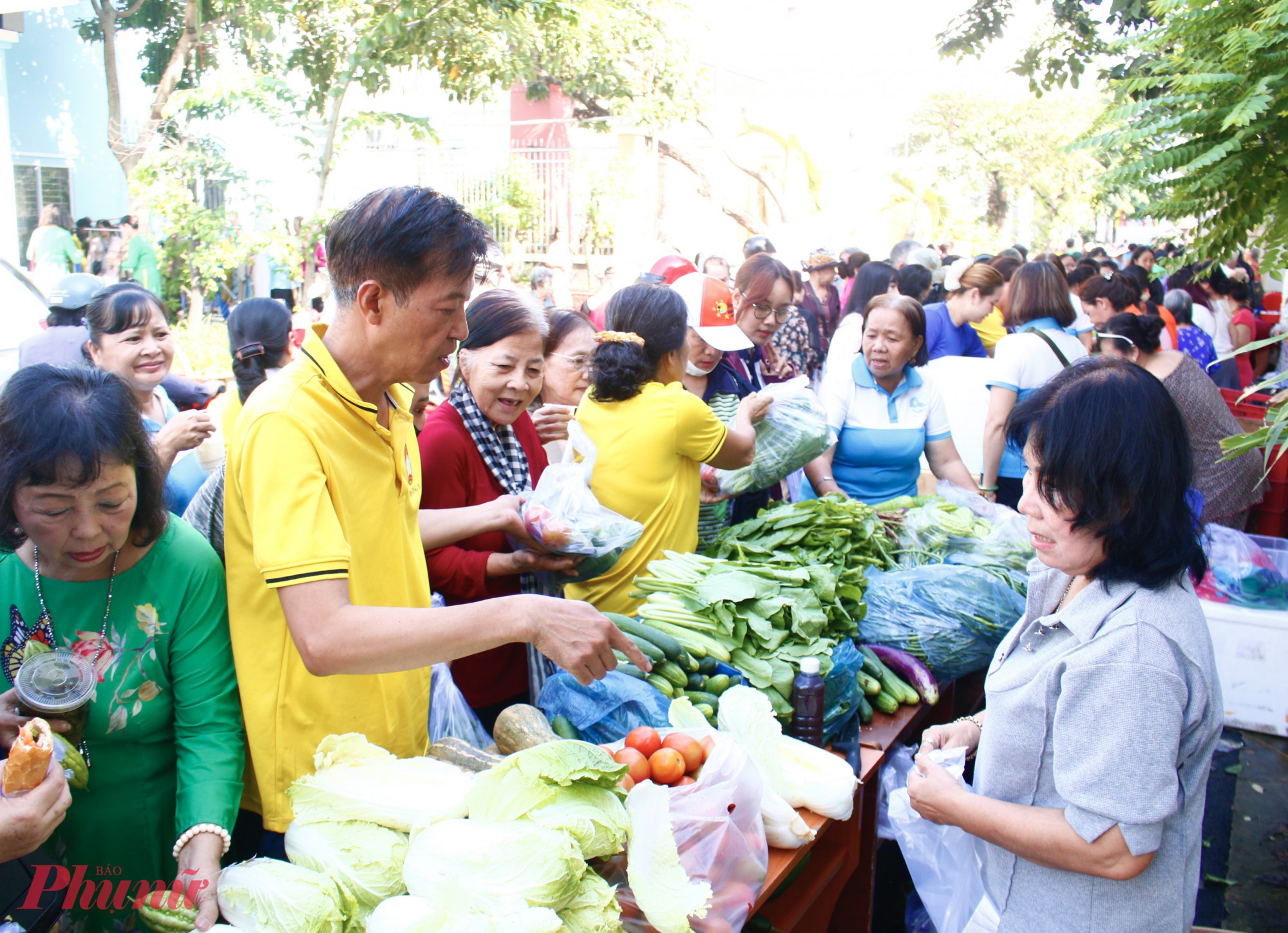 Gian hàng rau củ, suất ăn yêu thương