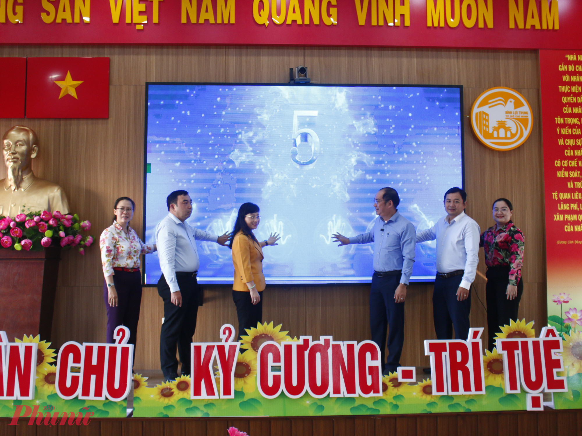 Các đại biểu thực hiện nghi thức  Mô hình “Phụ nữ Bình Lợi Trung – Sống khỏe với công nghệ số”
