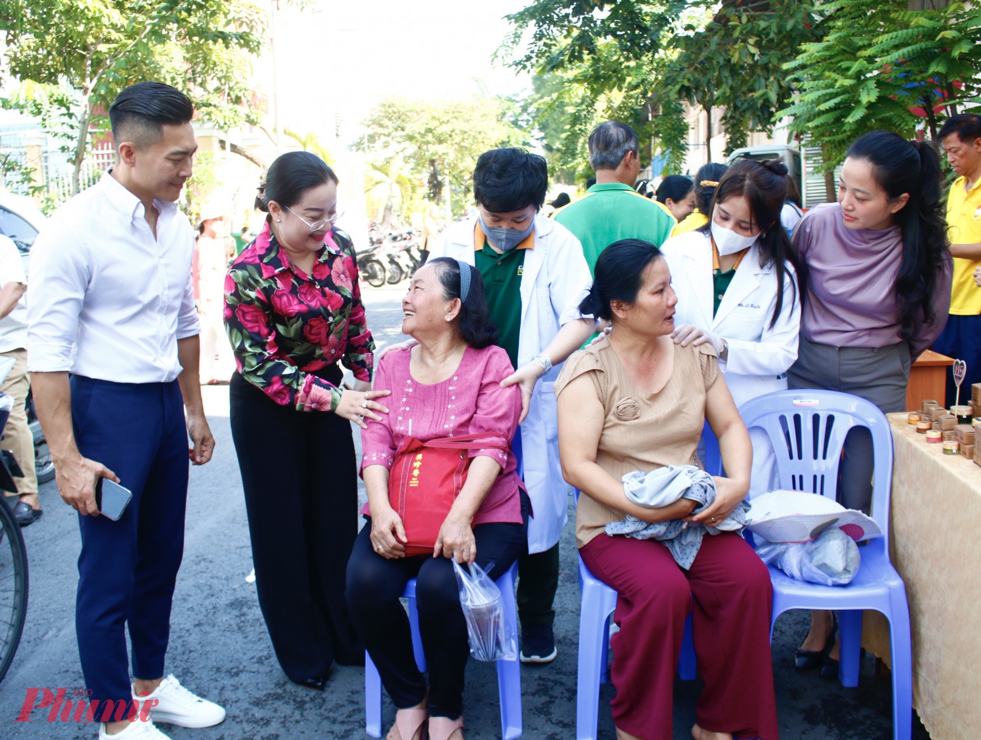 Bà con được tư vấn, chăm sóc sức khoẻ