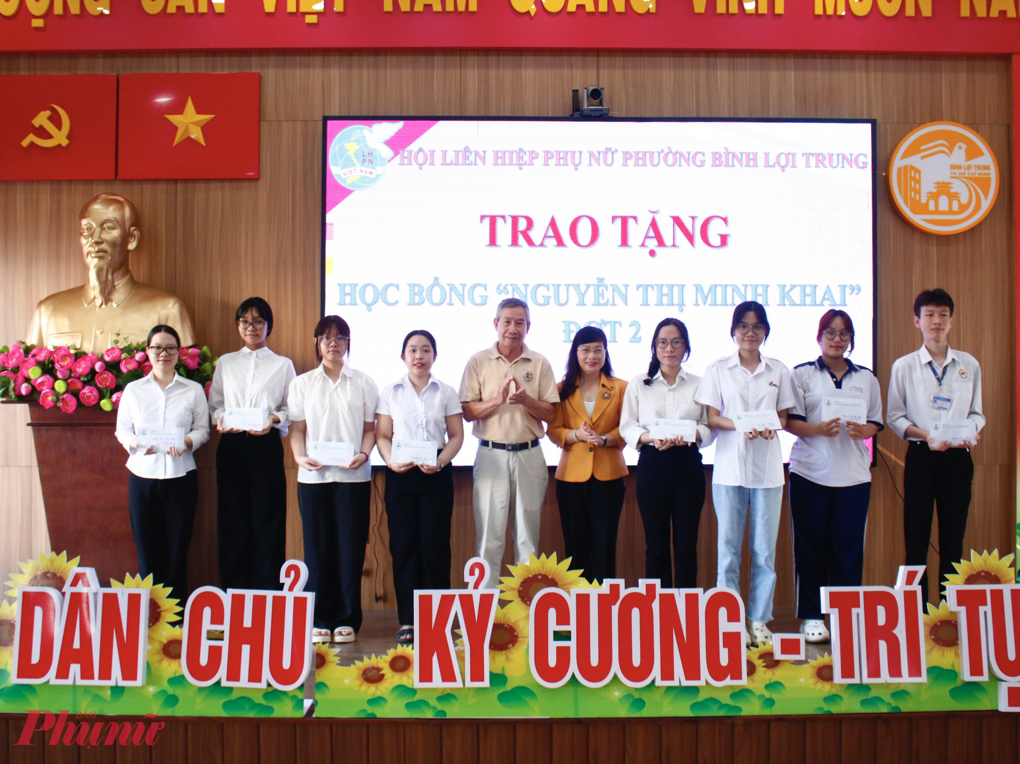 Các suất học bổng Nguyễn Thị Minh Khai được trao đến các em