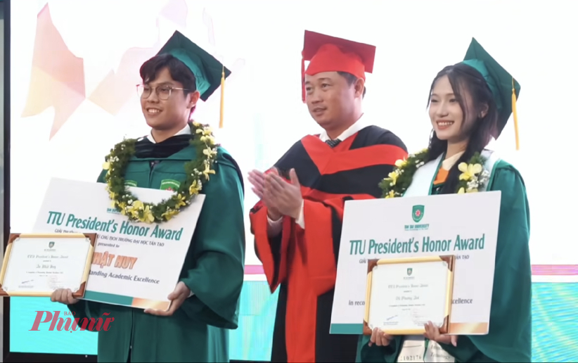 Âu Nhật Huy (bìa trái) vừa đậu chương trình tiến sĩ của Trường ĐH Y Khoa Phạm Ngọc Thạch - Ảnh: TTU