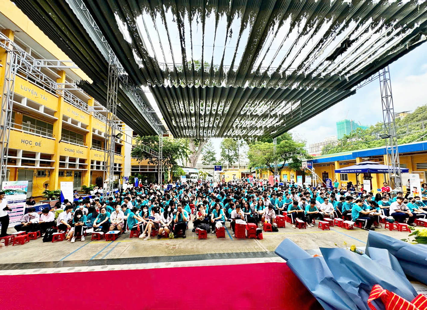 Mái che Trường THPT Ten Lơ Man bị hư hỏng nặng nên nhà trường đã vận động tài trợ làm lại mái che mới.  Việc làm này nhận được sự ủng hộ của đông đảo phụ huynh do công khai, minh bạch - ẢNH: N.L