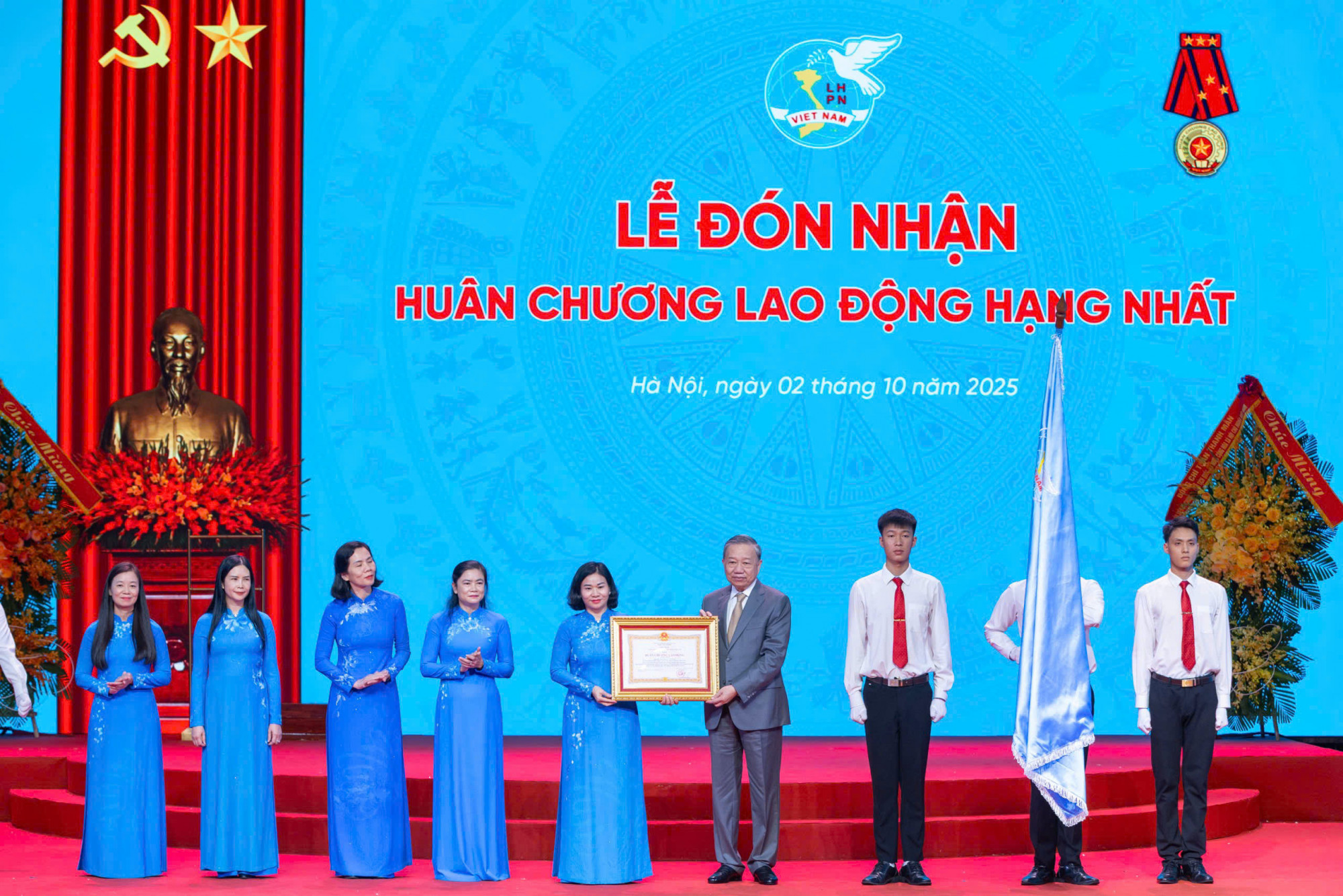 Tổng bí thư Tô Lâm trao Huân chương Lao động Hạng Nhất cho Hội LHPN Việt Nam - ảnh: Quang Vinh 