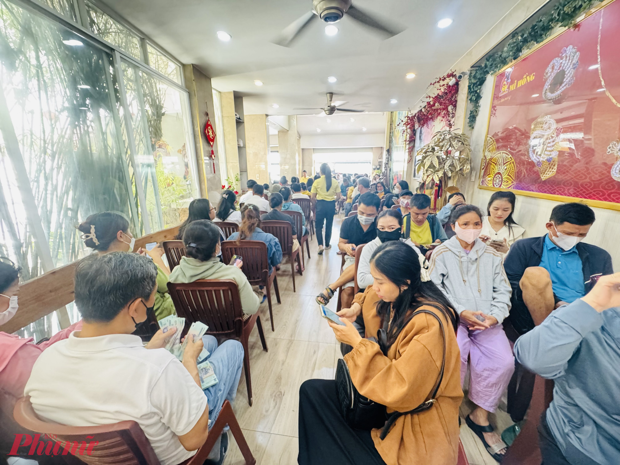 Sắp tới sẽ có nhiều thương hiệu vàng miếng, không còn cảnh người dân chen chân xếp hàng mua vàng - Ảnh: Thanh Hoa