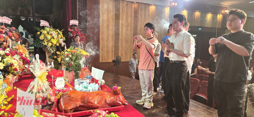 Các nghệ sĩ trẻ của Nhà hát Thanh Niên cúng Tổ.